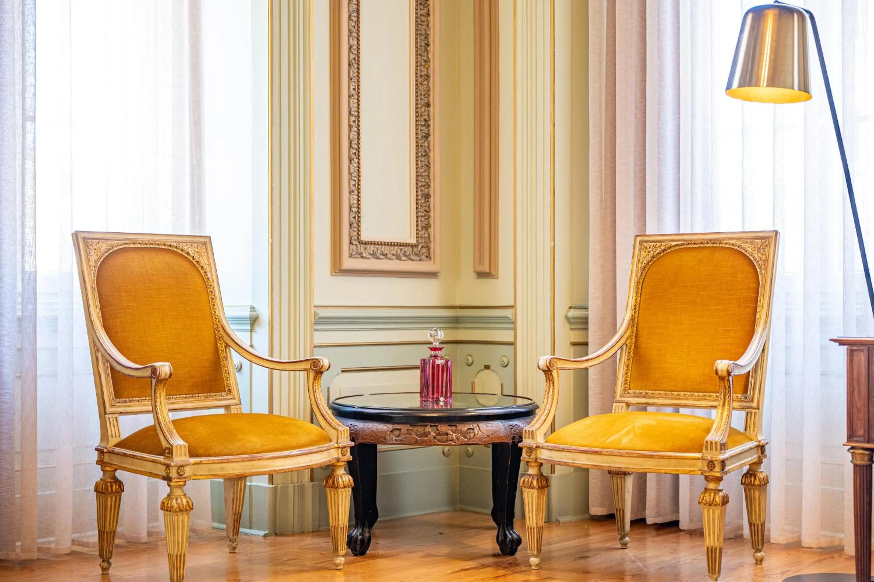 Living room in Tesouro da Baixa by Shiadu