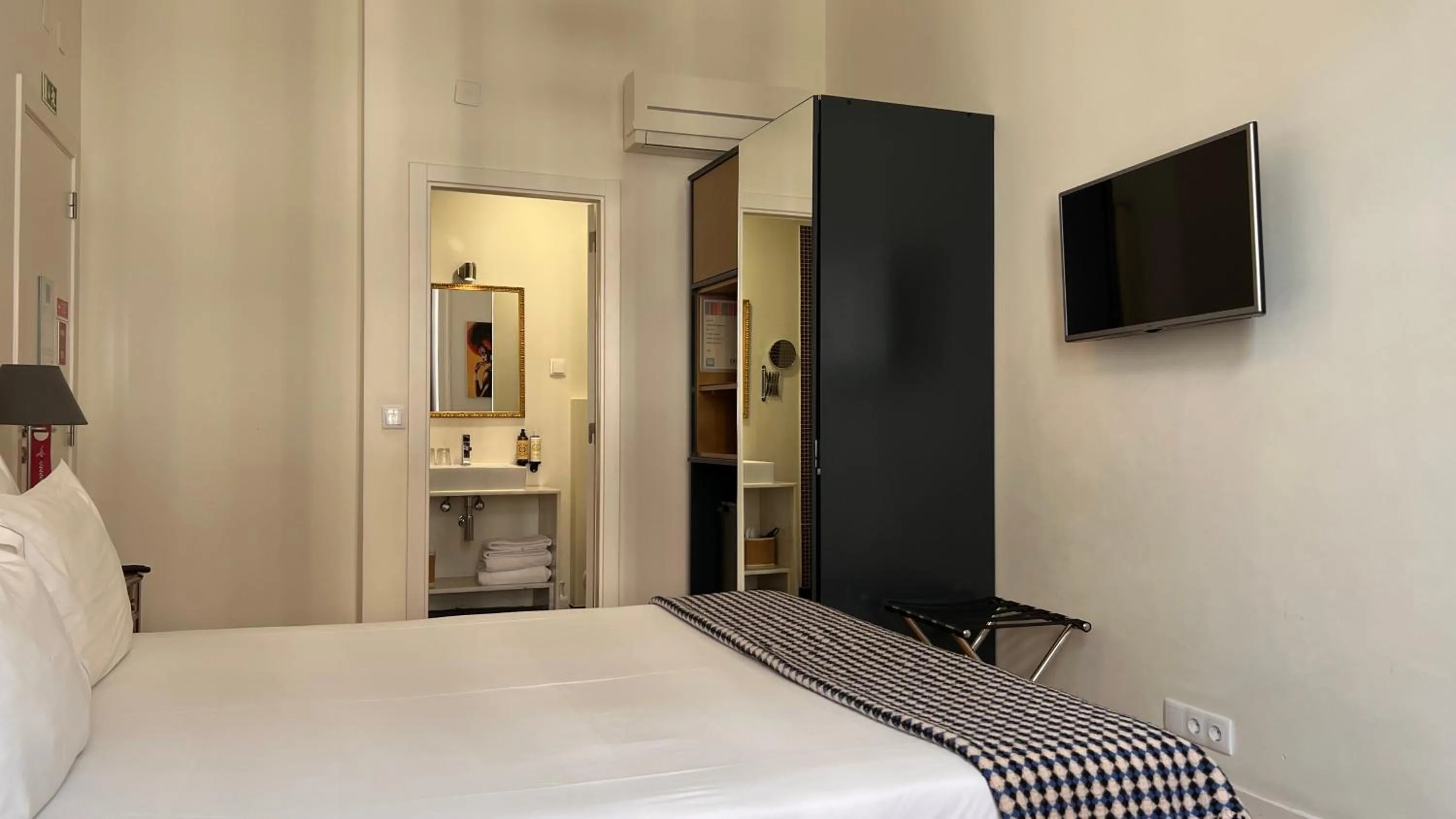 Bed in Tesouro da Baixa by Shiadu