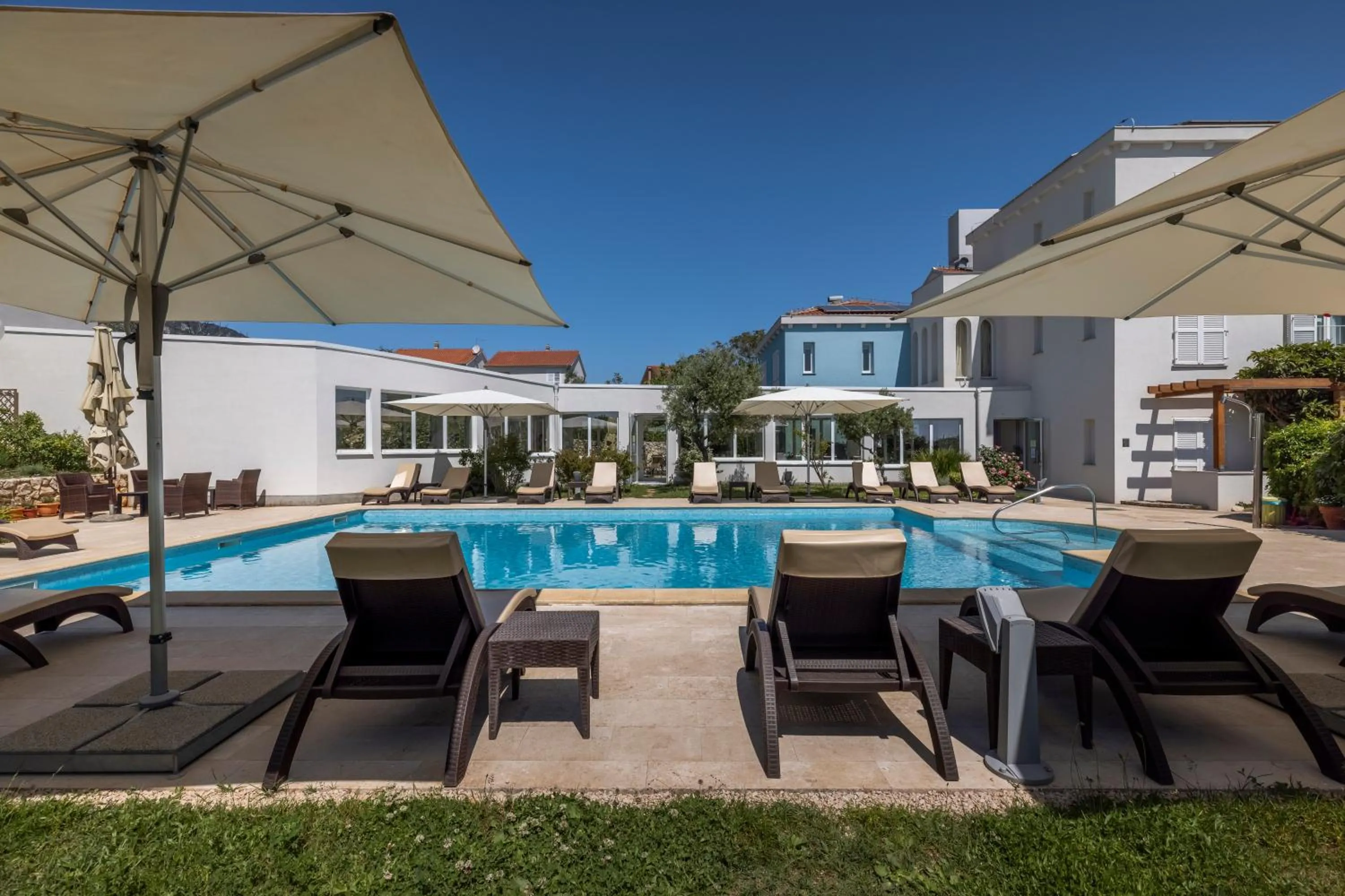 Swimming pool in Hotel Manora