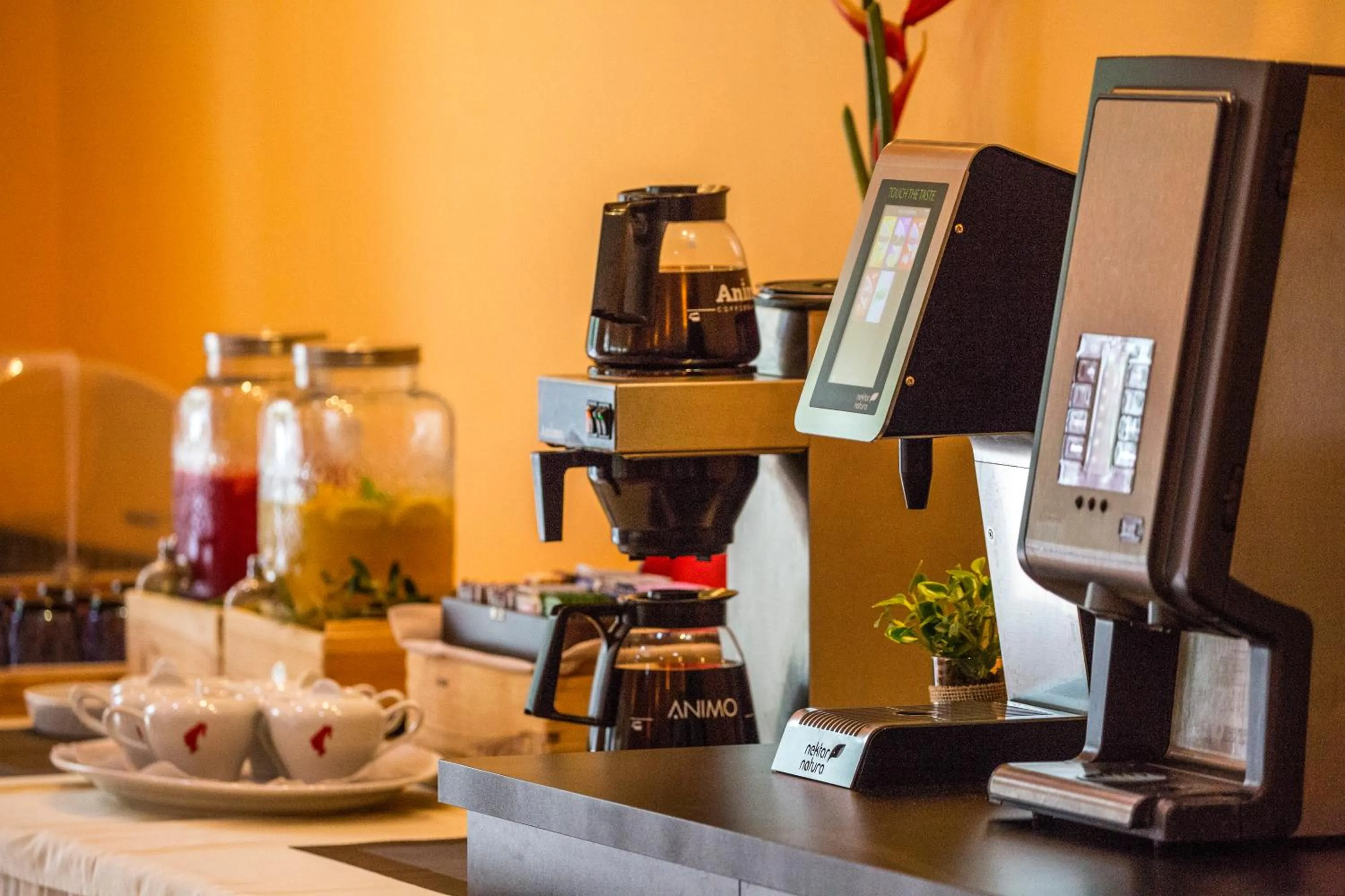 Restaurant/places to eat in Hotel Manora