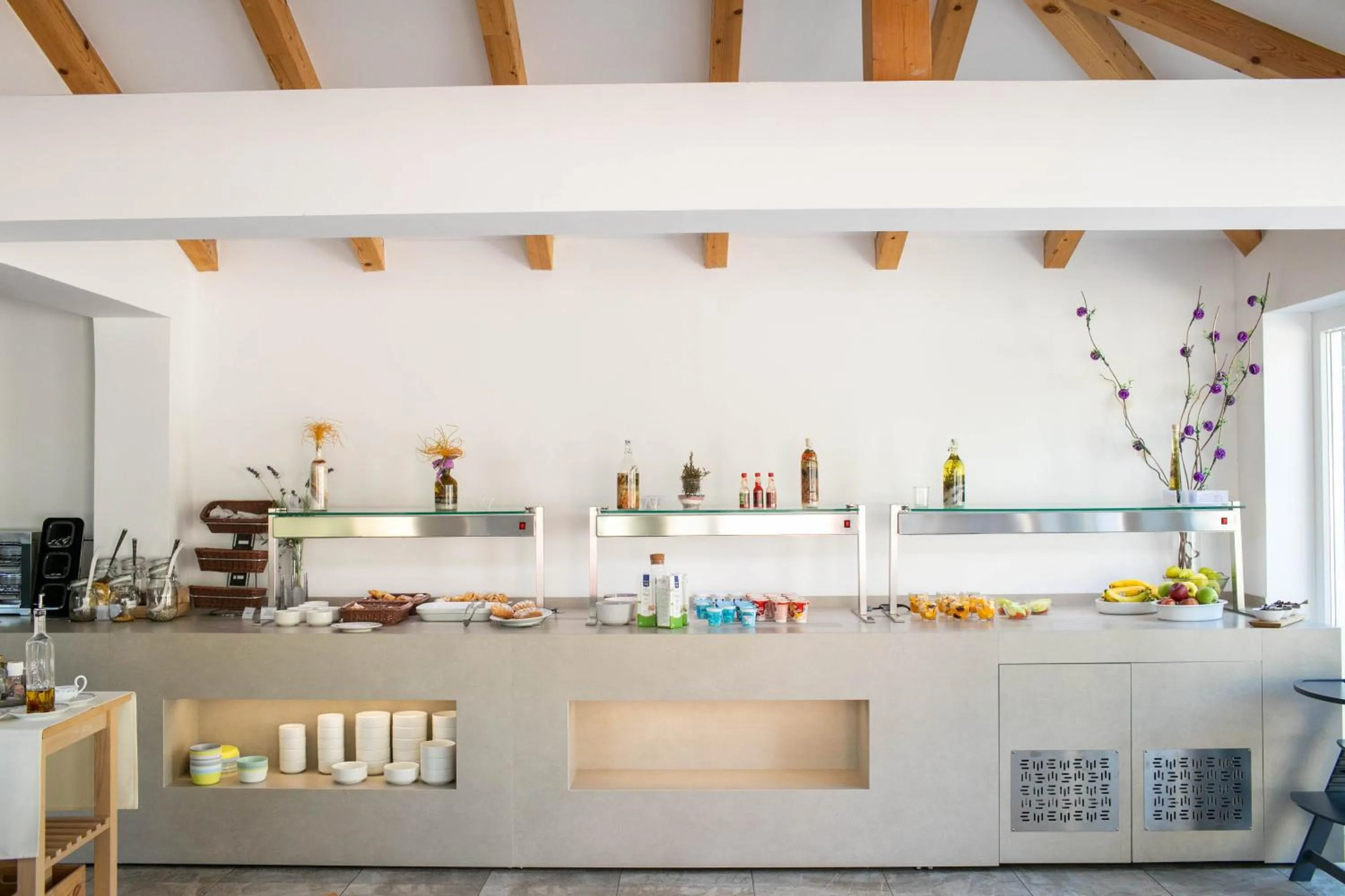 Restaurant/places to eat in Hotel Manora