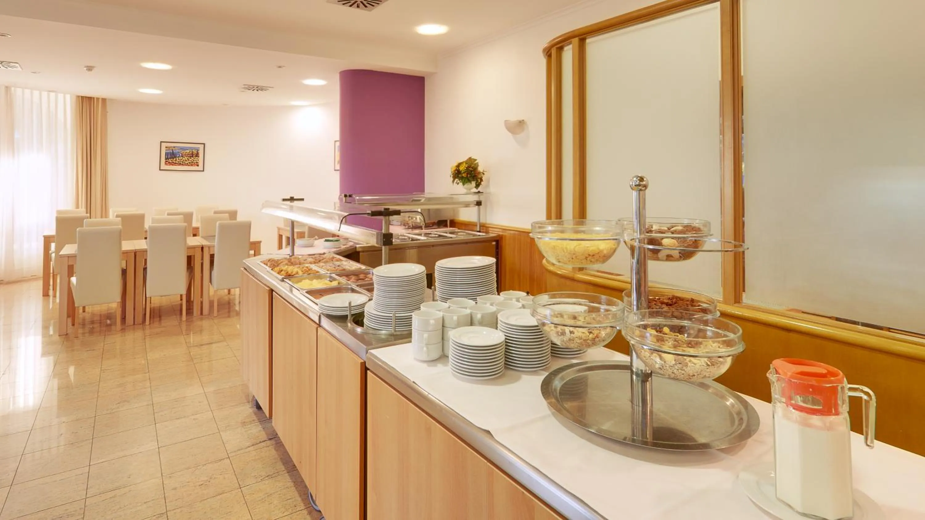 Restaurant/places to eat in Hotel Komodor