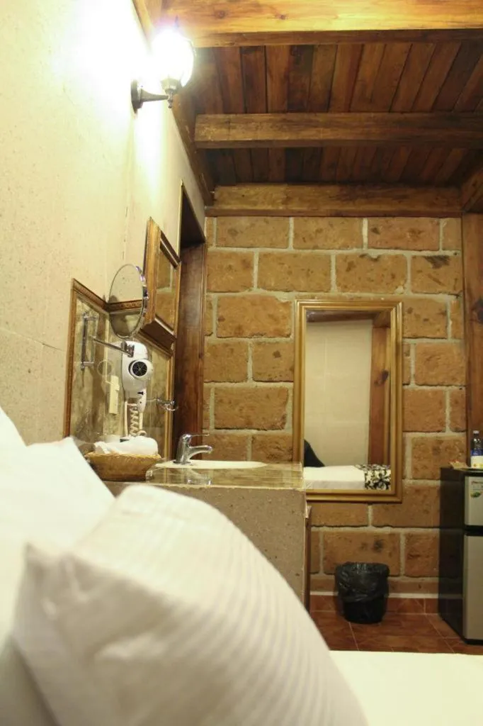 Bathroom, Bed in Hotel Real Nirvana