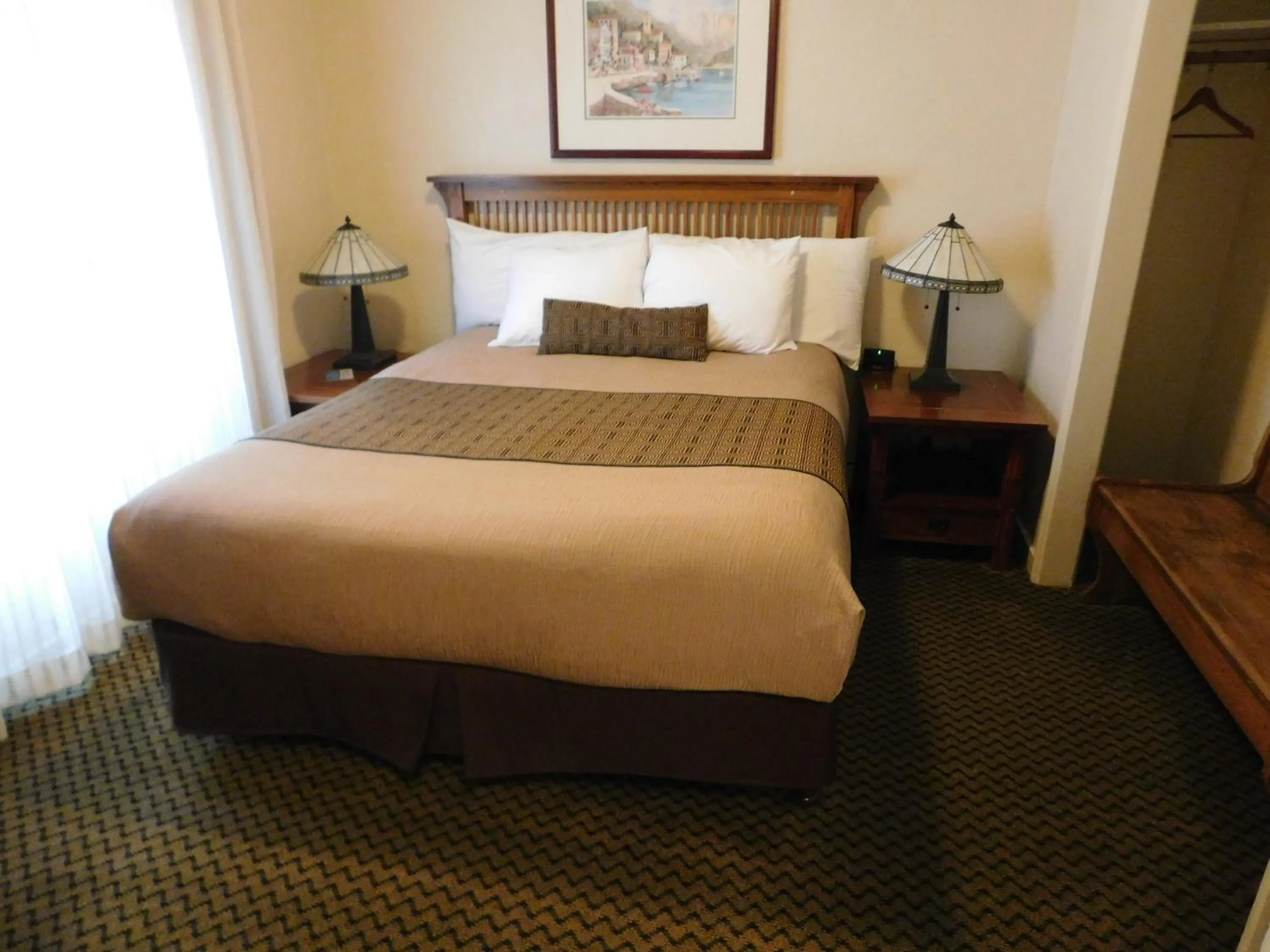 Bed in Capitola Venetian Vacation Rentals