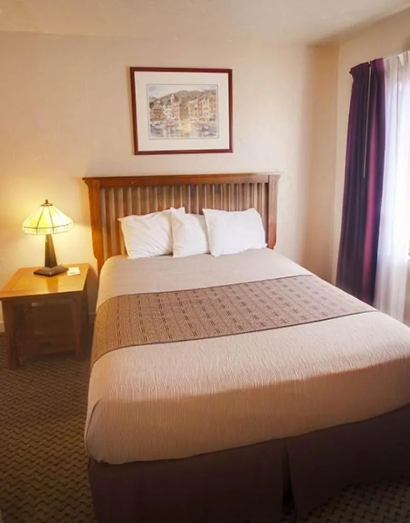 Bed in Capitola Venetian Vacation Rentals