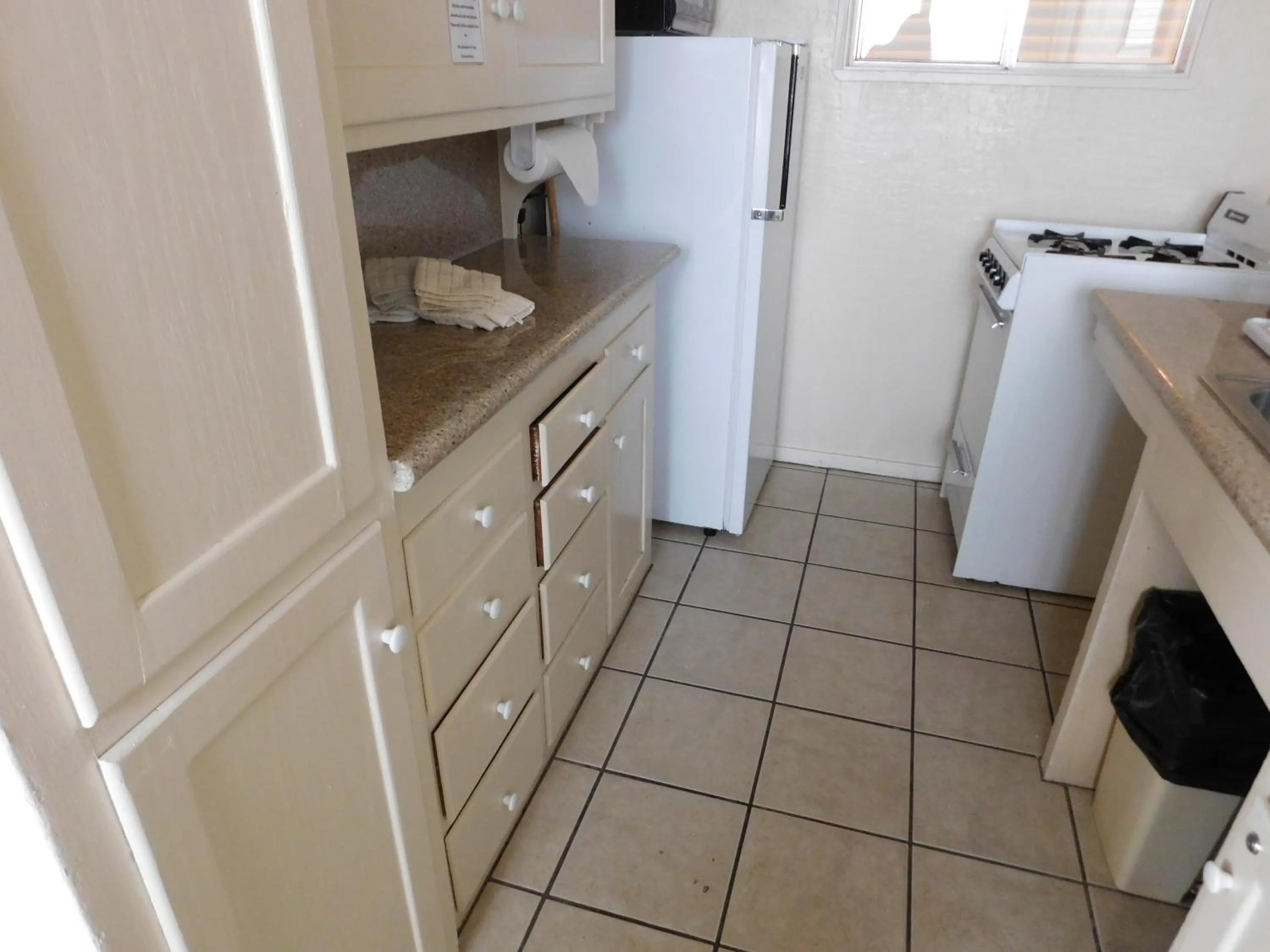 Kitchen or kitchenette in Capitola Venetian Vacation Rentals