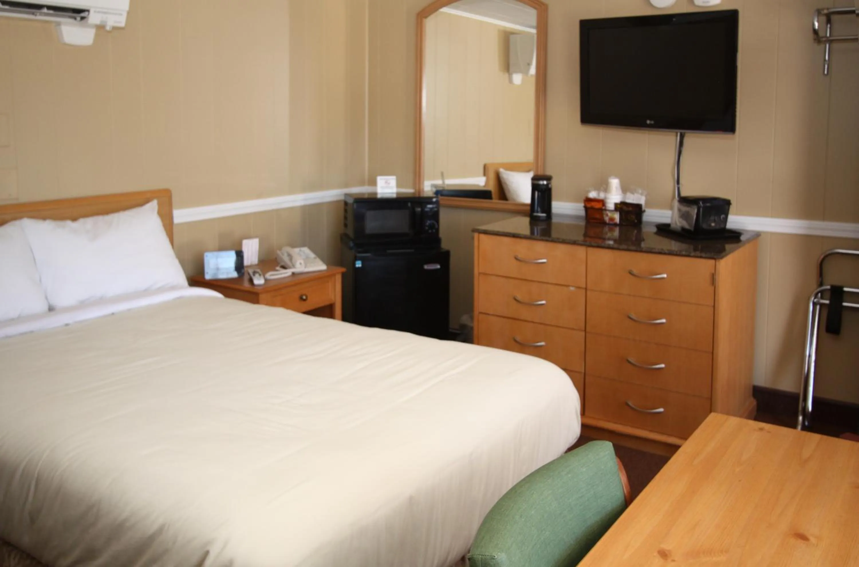 Bedroom, Bed in The Bluebird Motel Maine