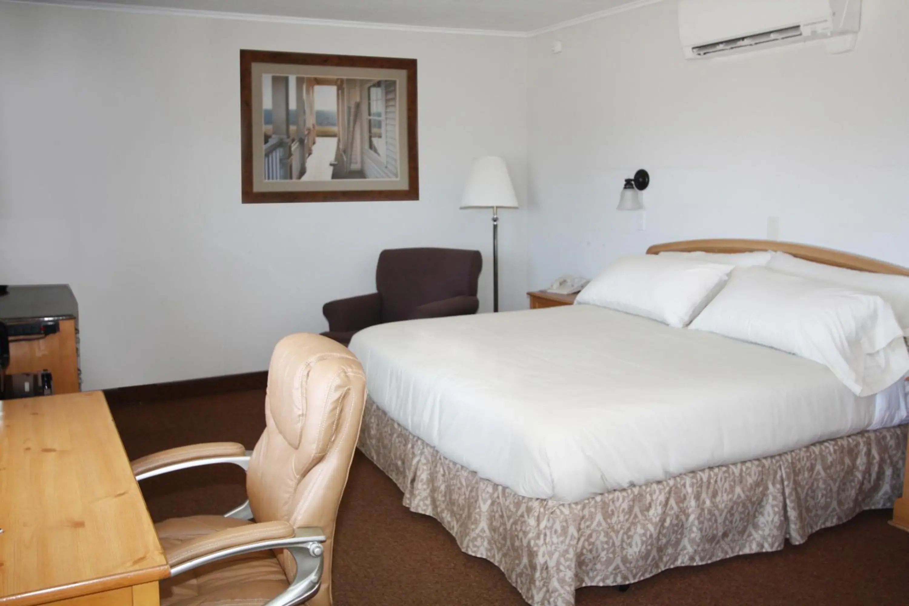 King Room - Non-Smoking in The Bluebird Motel Maine King Room - Non-Smoking in The Bluebird Motel Maine