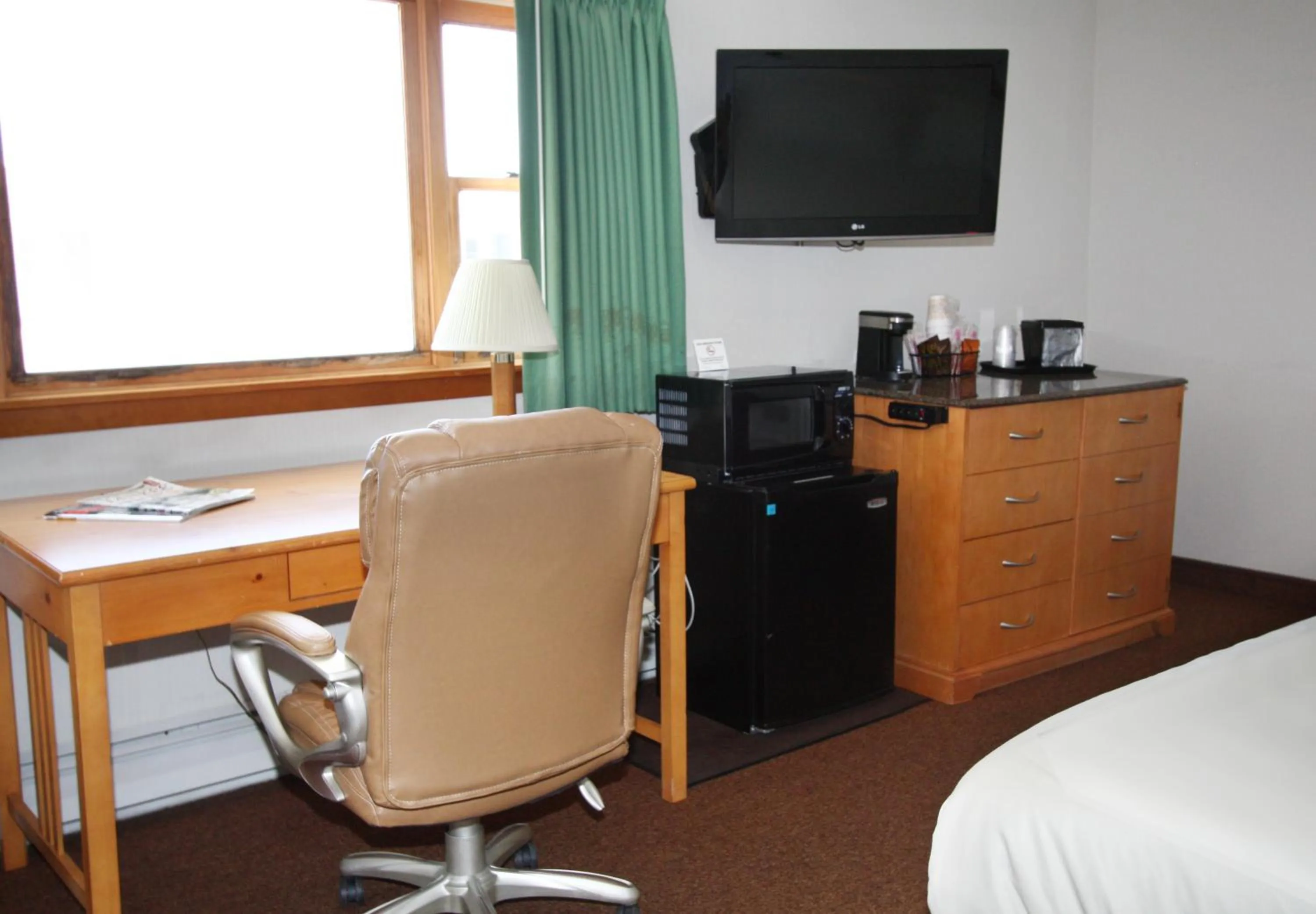 Bedroom in The Bluebird Motel Maine