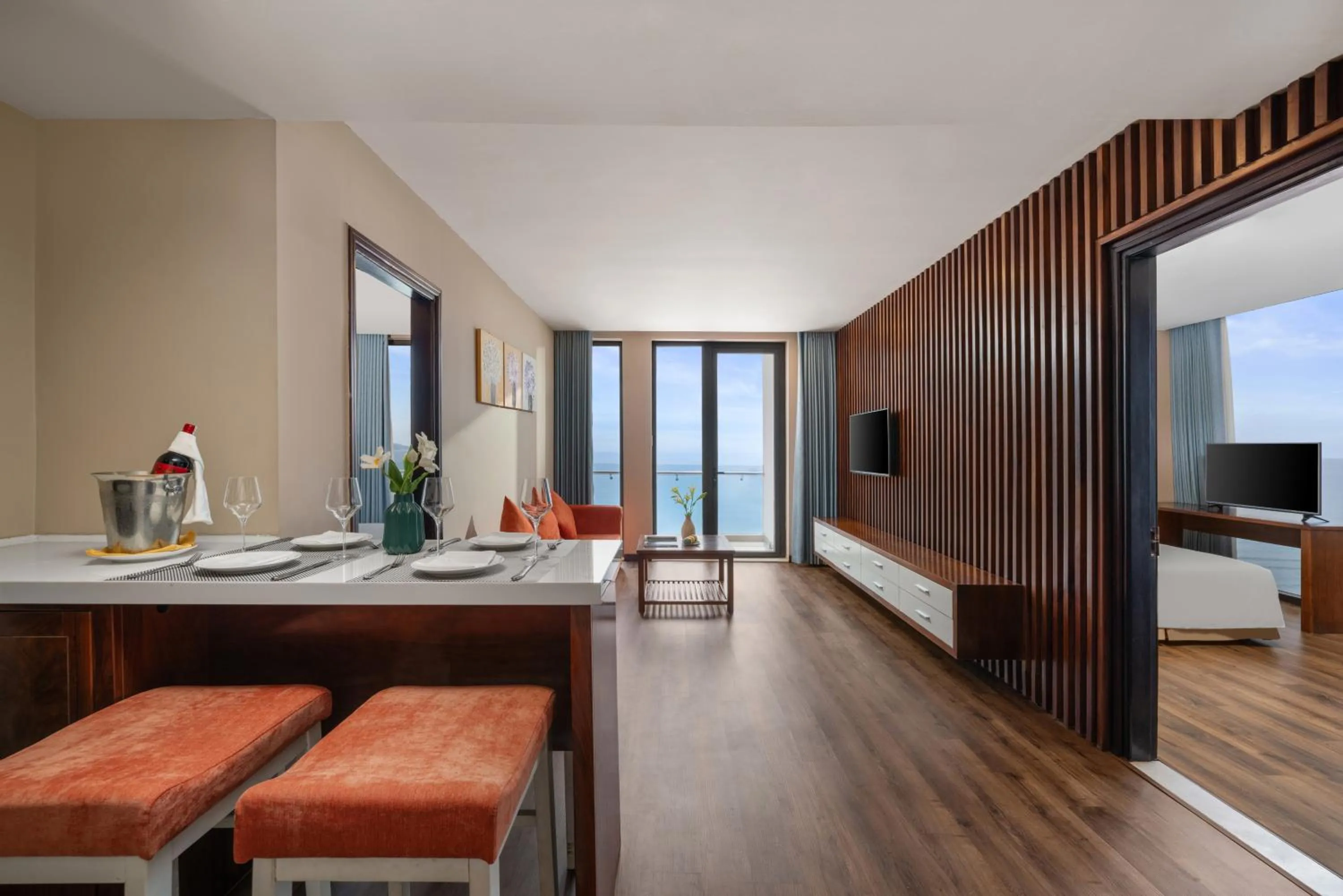 Yarra Ocean Suites Danang