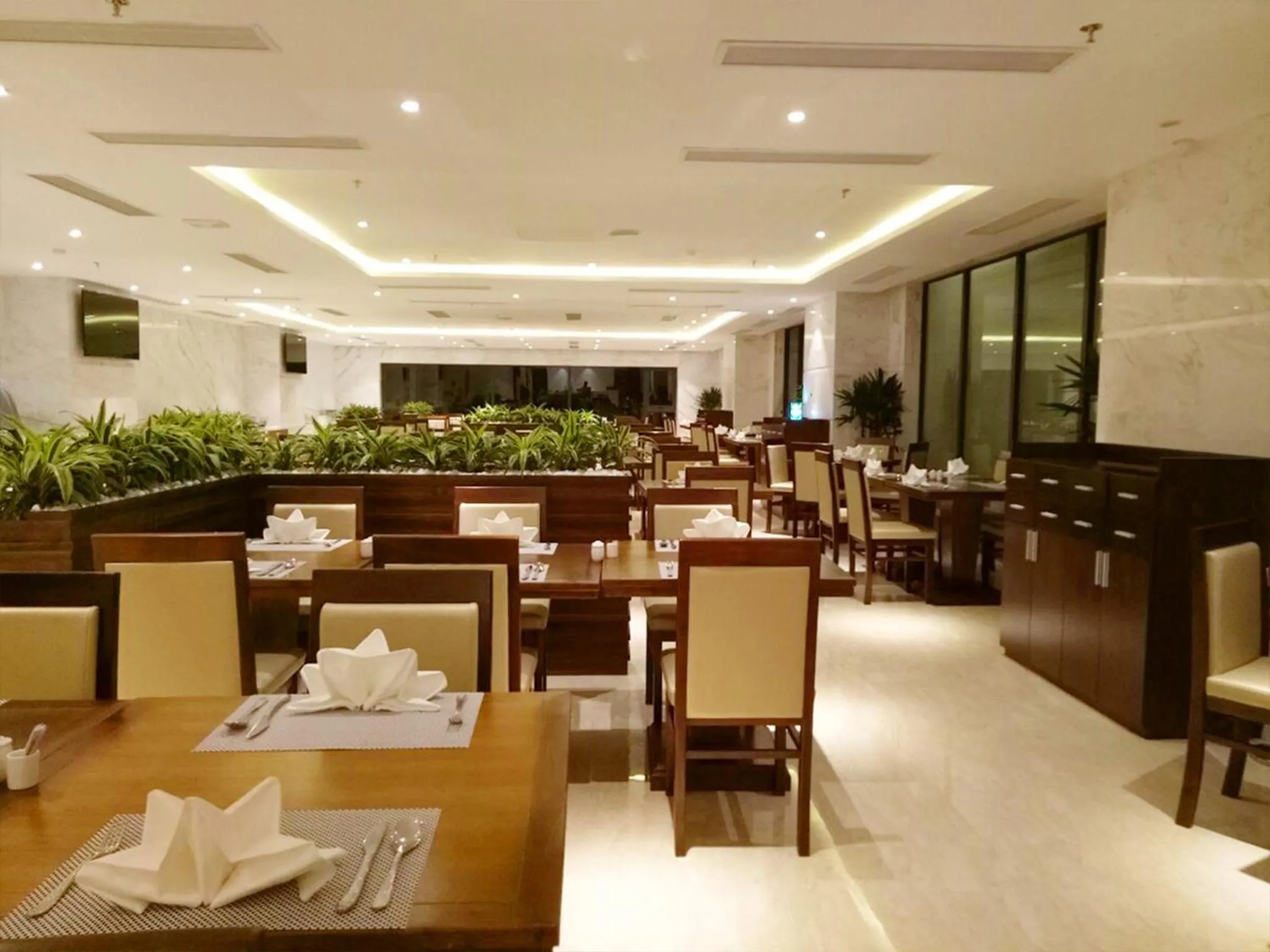 Restaurant/places to eat in Yarra Ocean Suites Danang