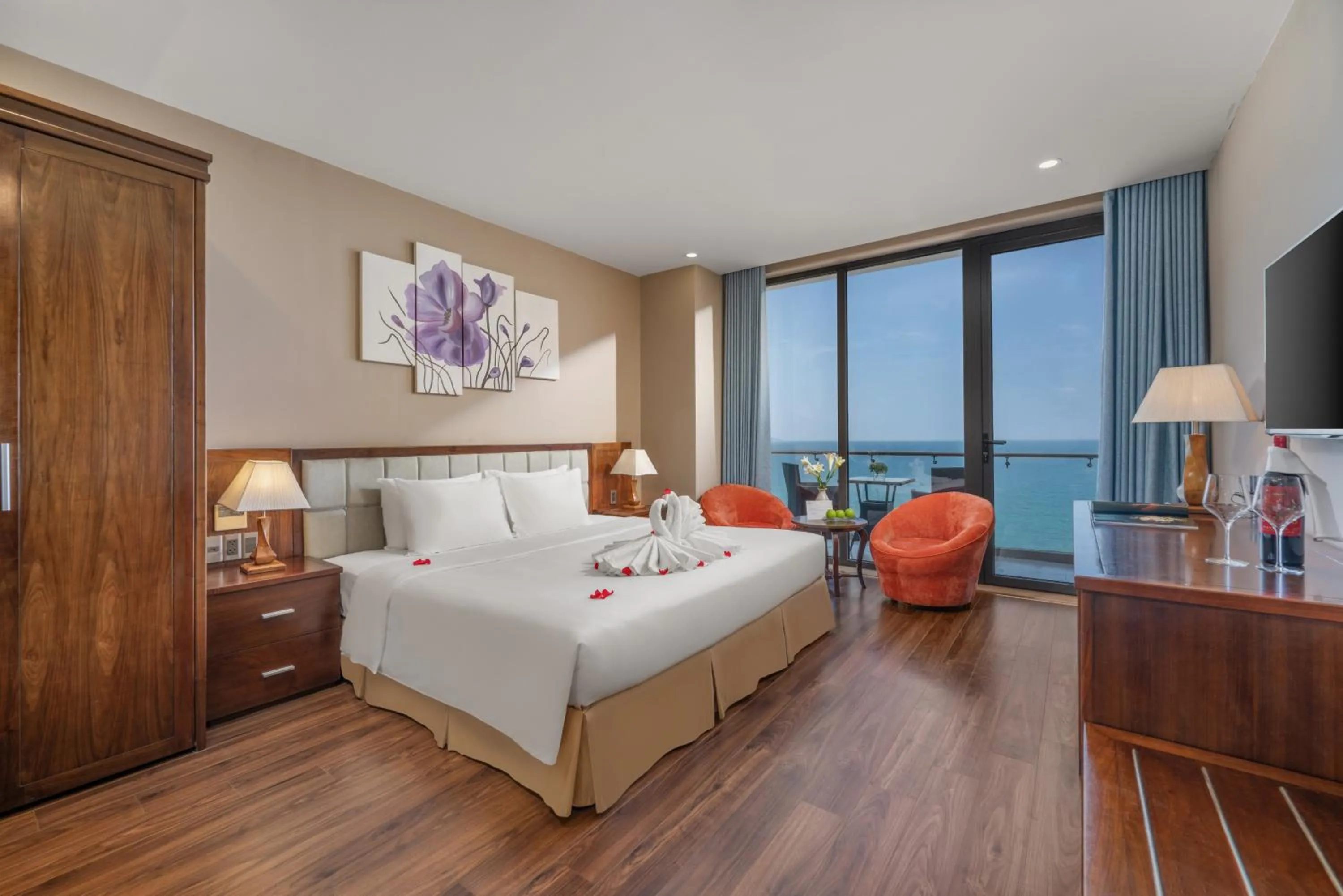 Bed in Yarra Ocean Suites Danang