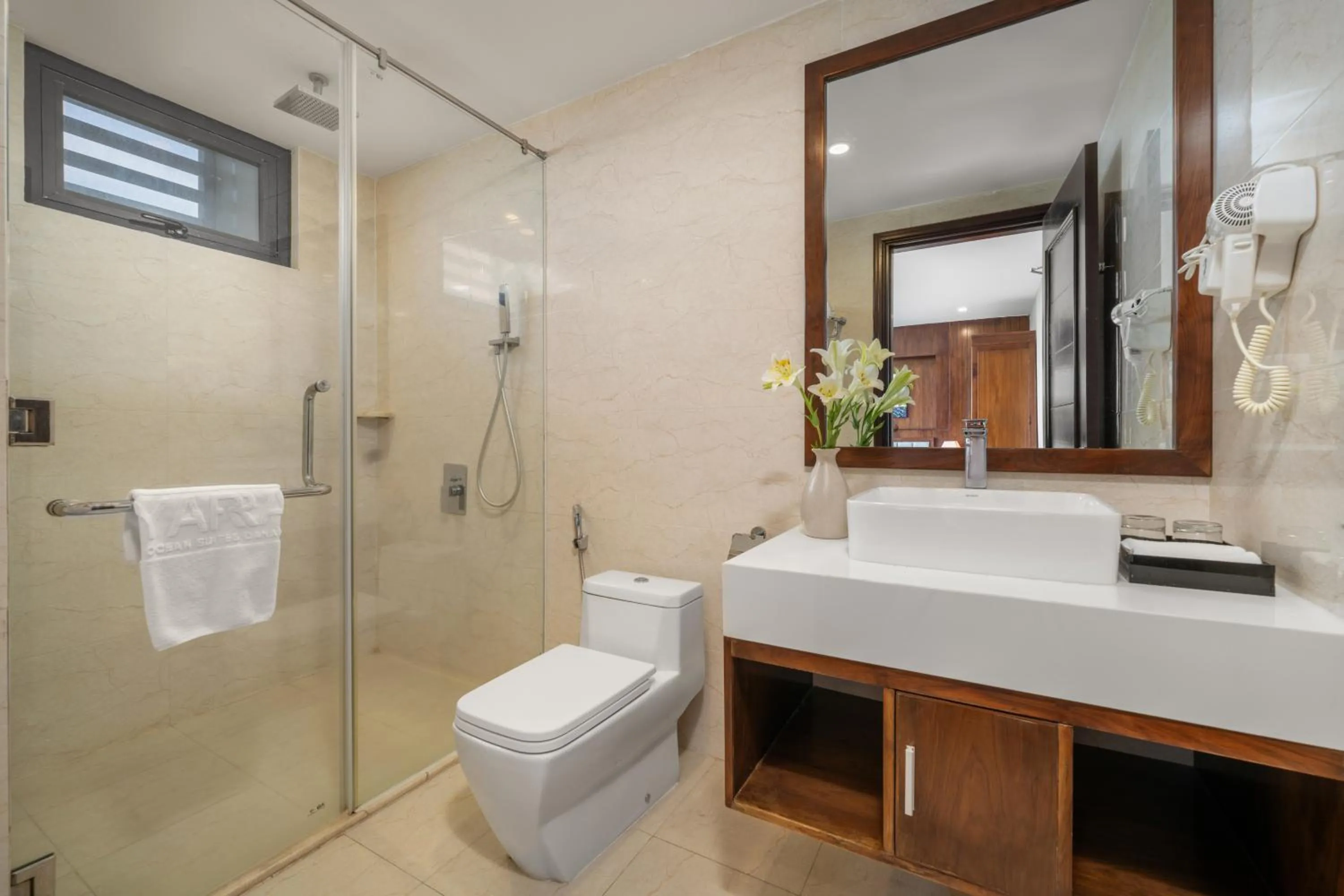 Yarra Ocean Suites Danang