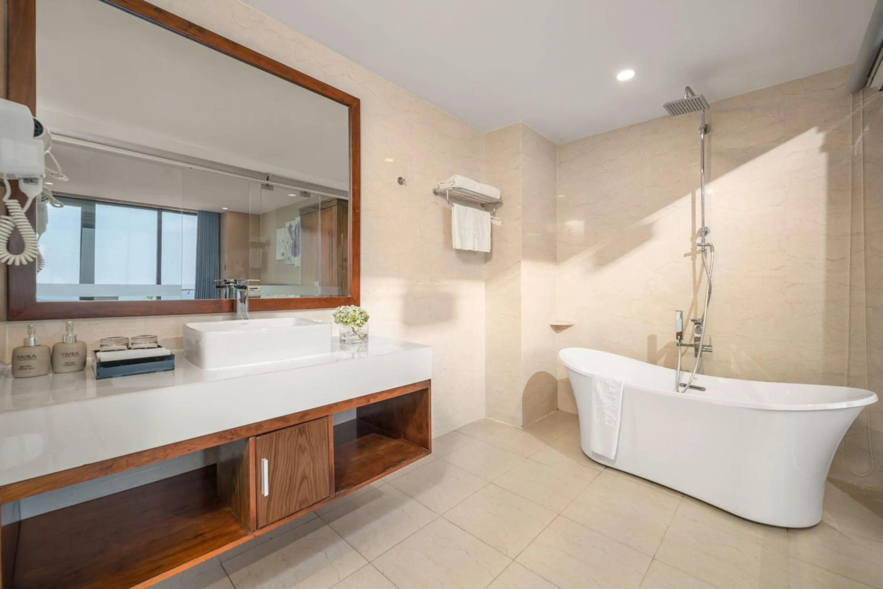 Yarra Ocean Suites Danang