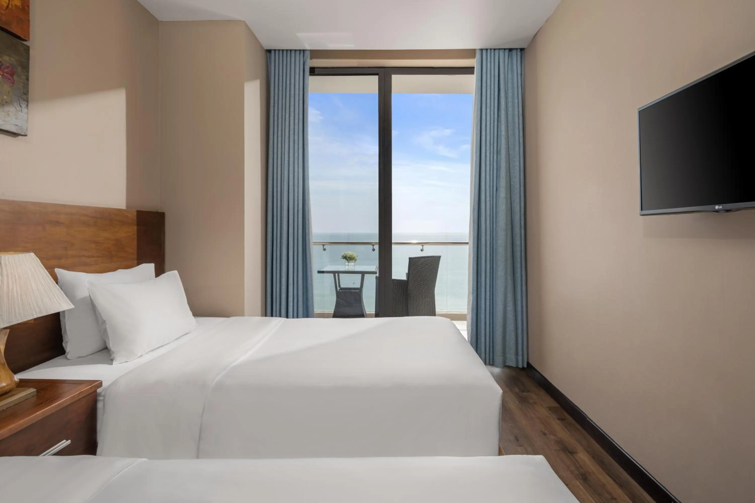 Bed in Yarra Ocean Suites Danang