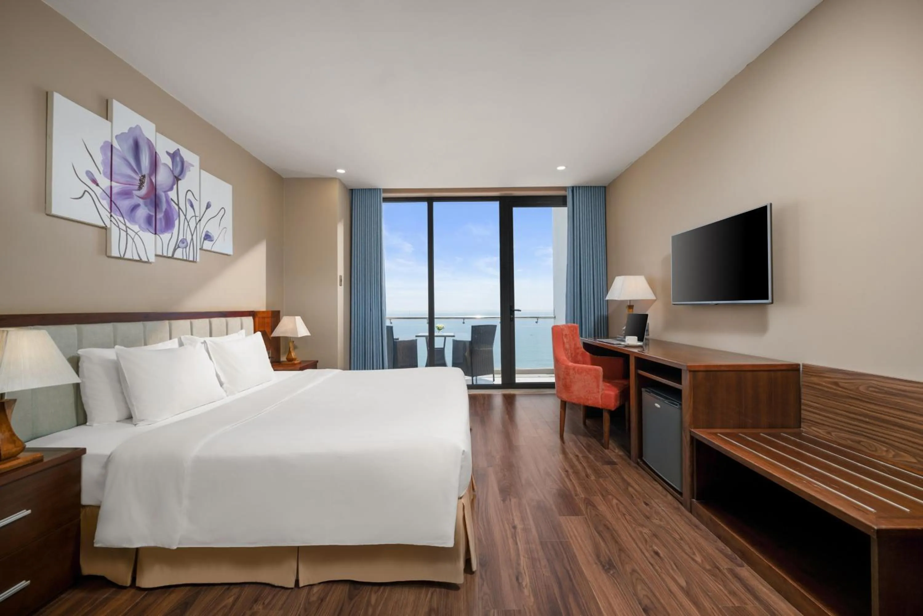 Bed in Yarra Ocean Suites Danang