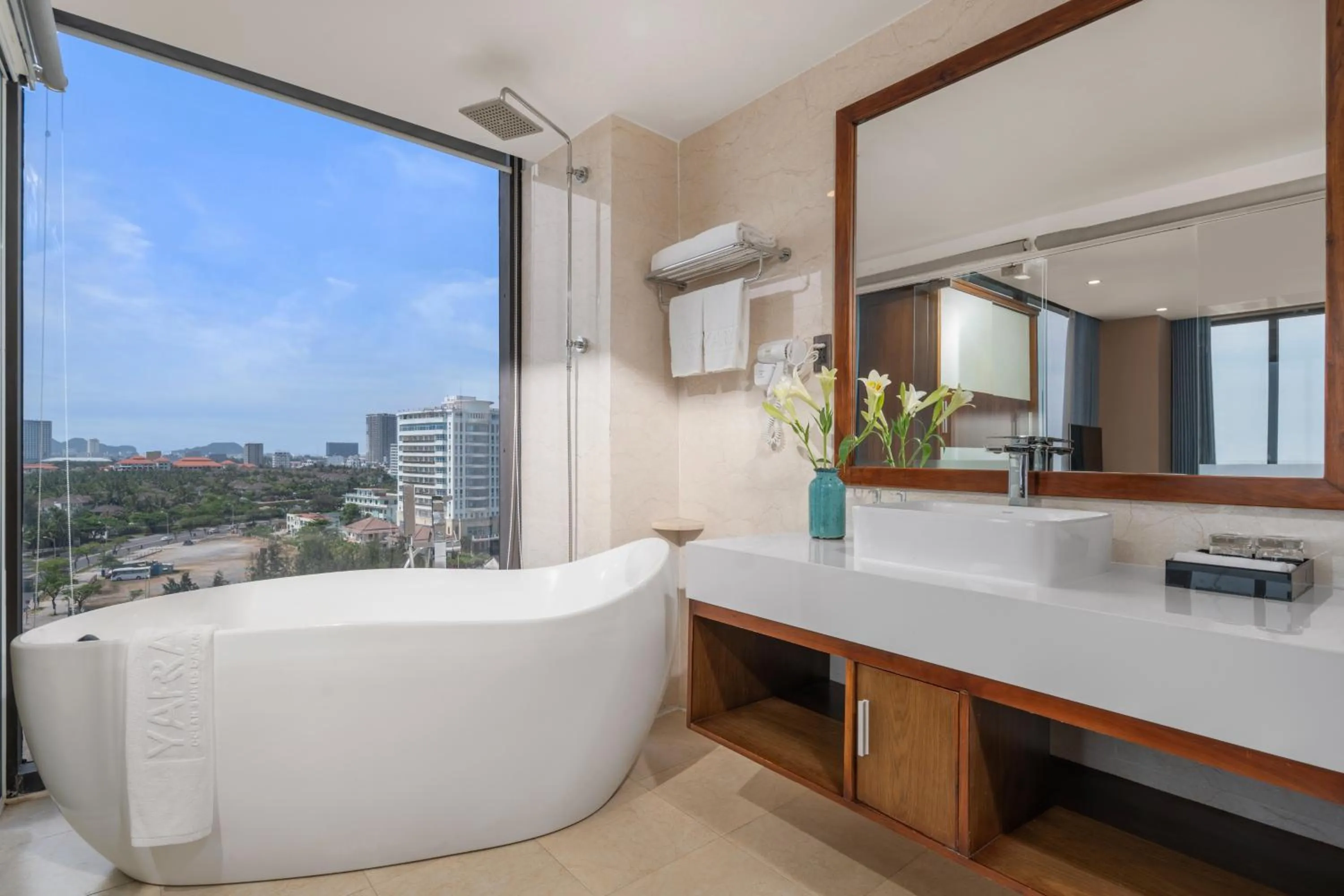 Yarra Ocean Suites Danang