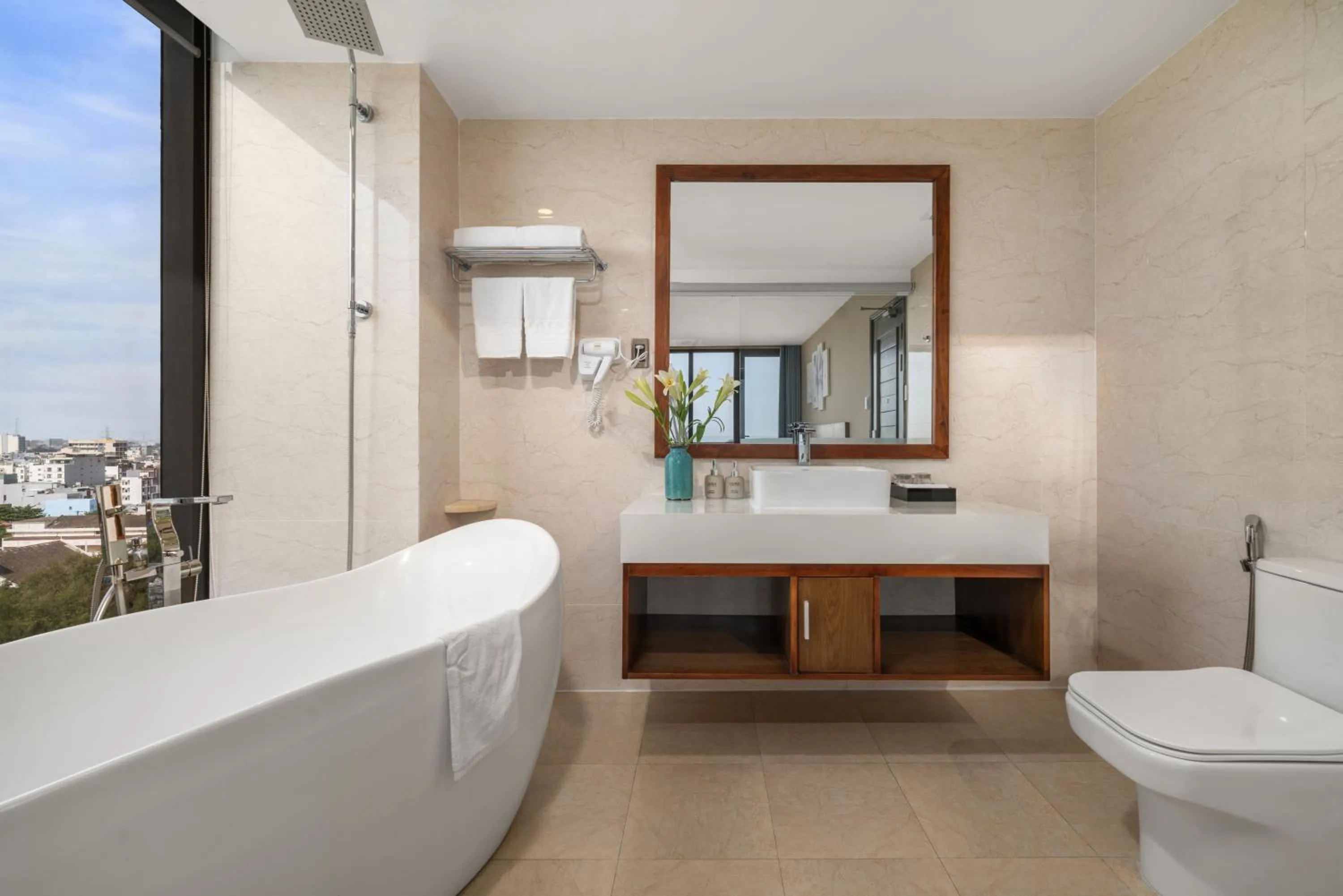 Yarra Ocean Suites Danang