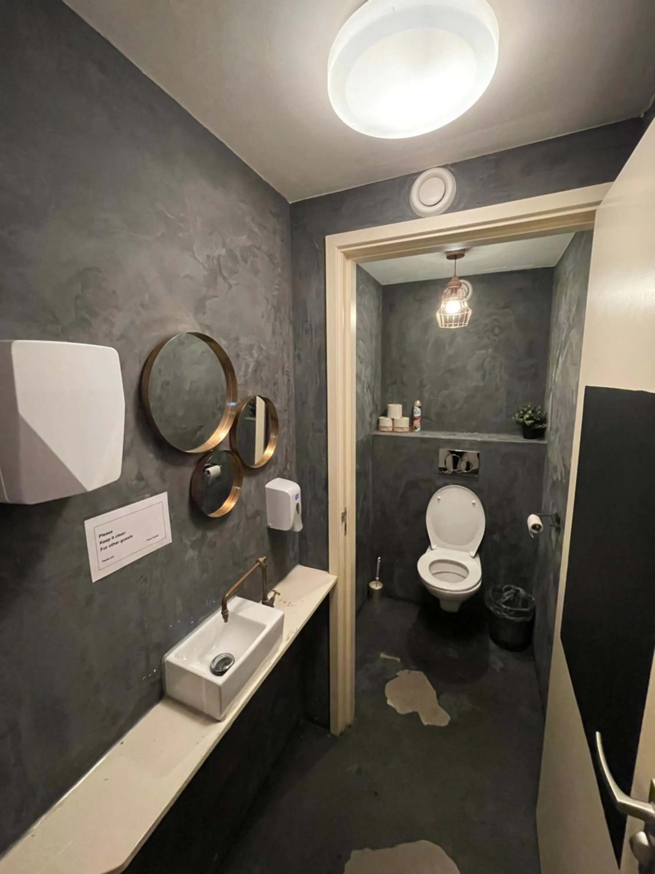 Toilet in Thuis bij Schell