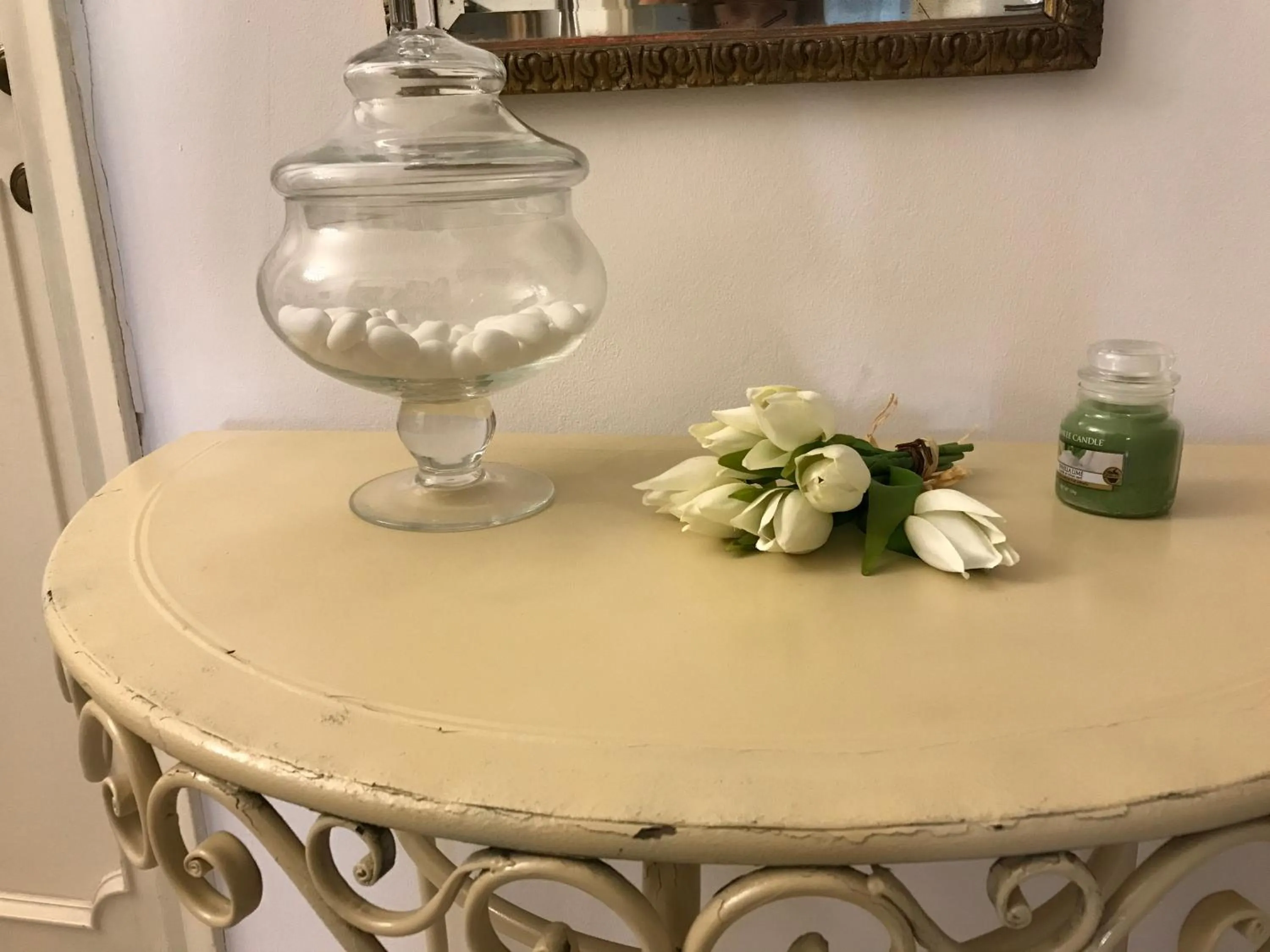 Decorative detail in Fleur Blanche