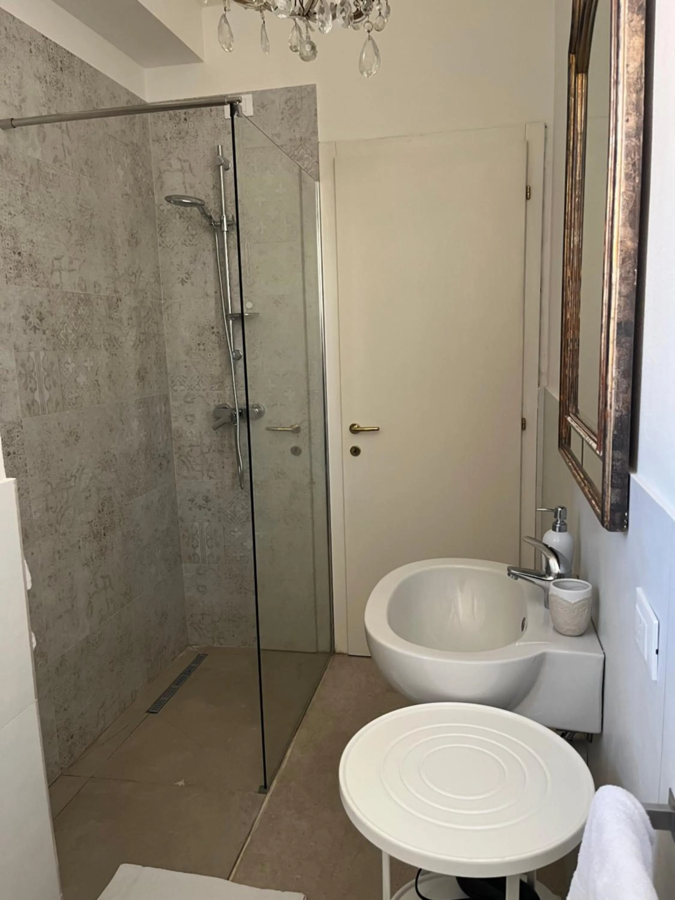 Shower in Fleur Blanche