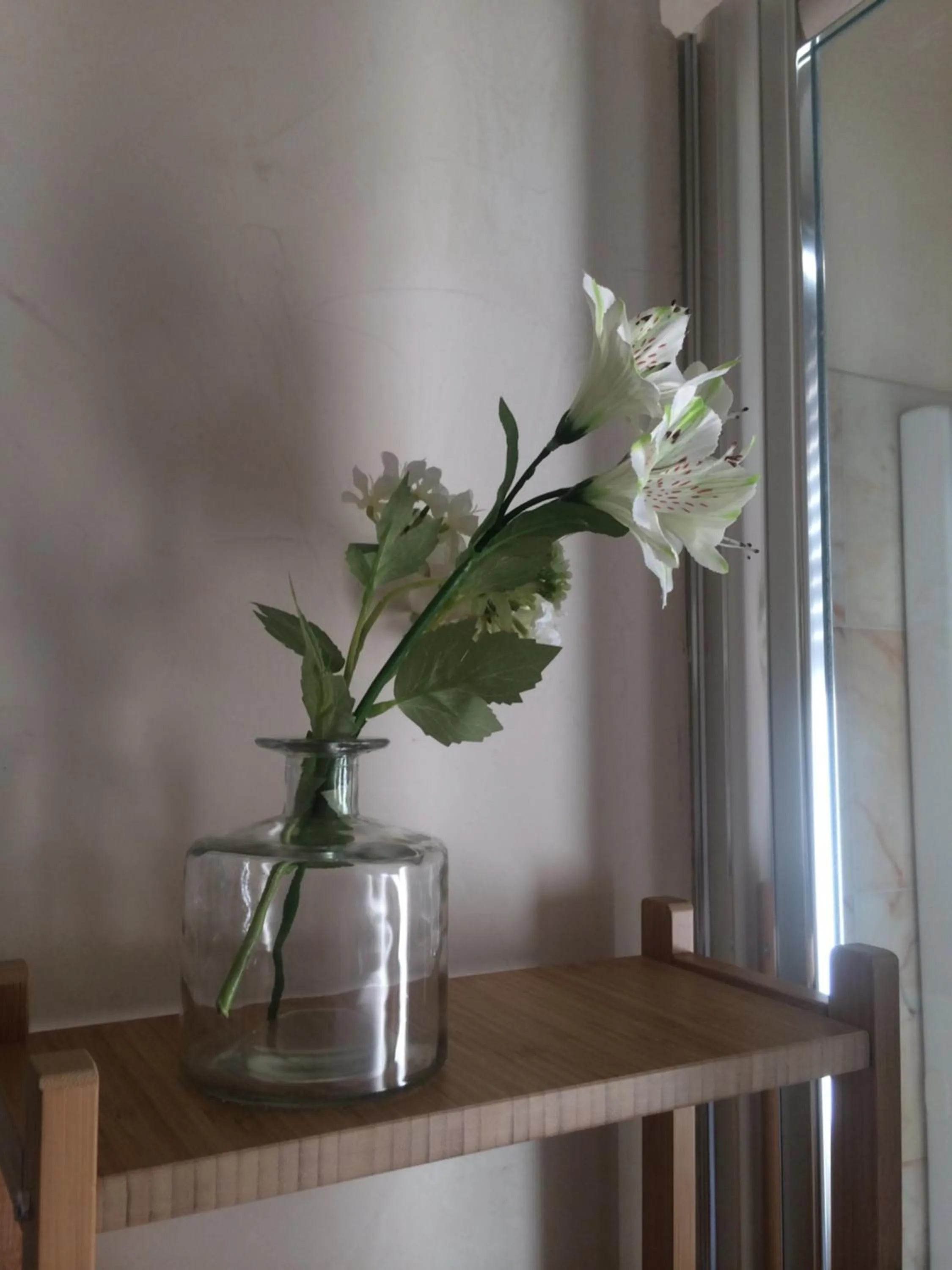 Decorative detail in Fleur Blanche