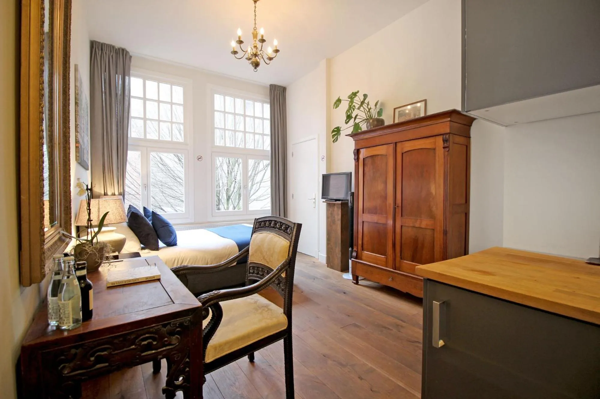 Kitchen or kitchenette in New monumental garden view Studio