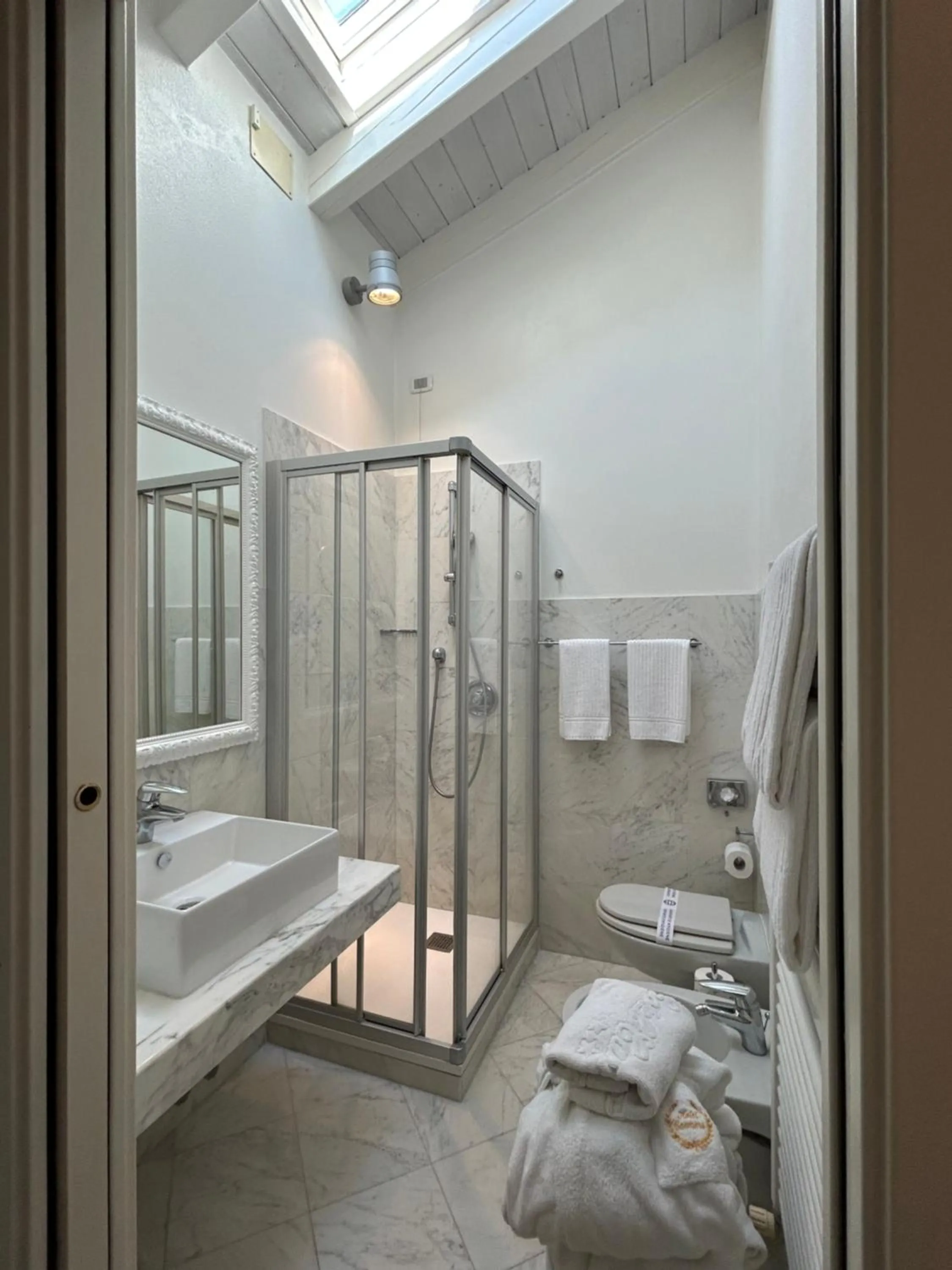 Bathroom, Bed in Hotel Cannero