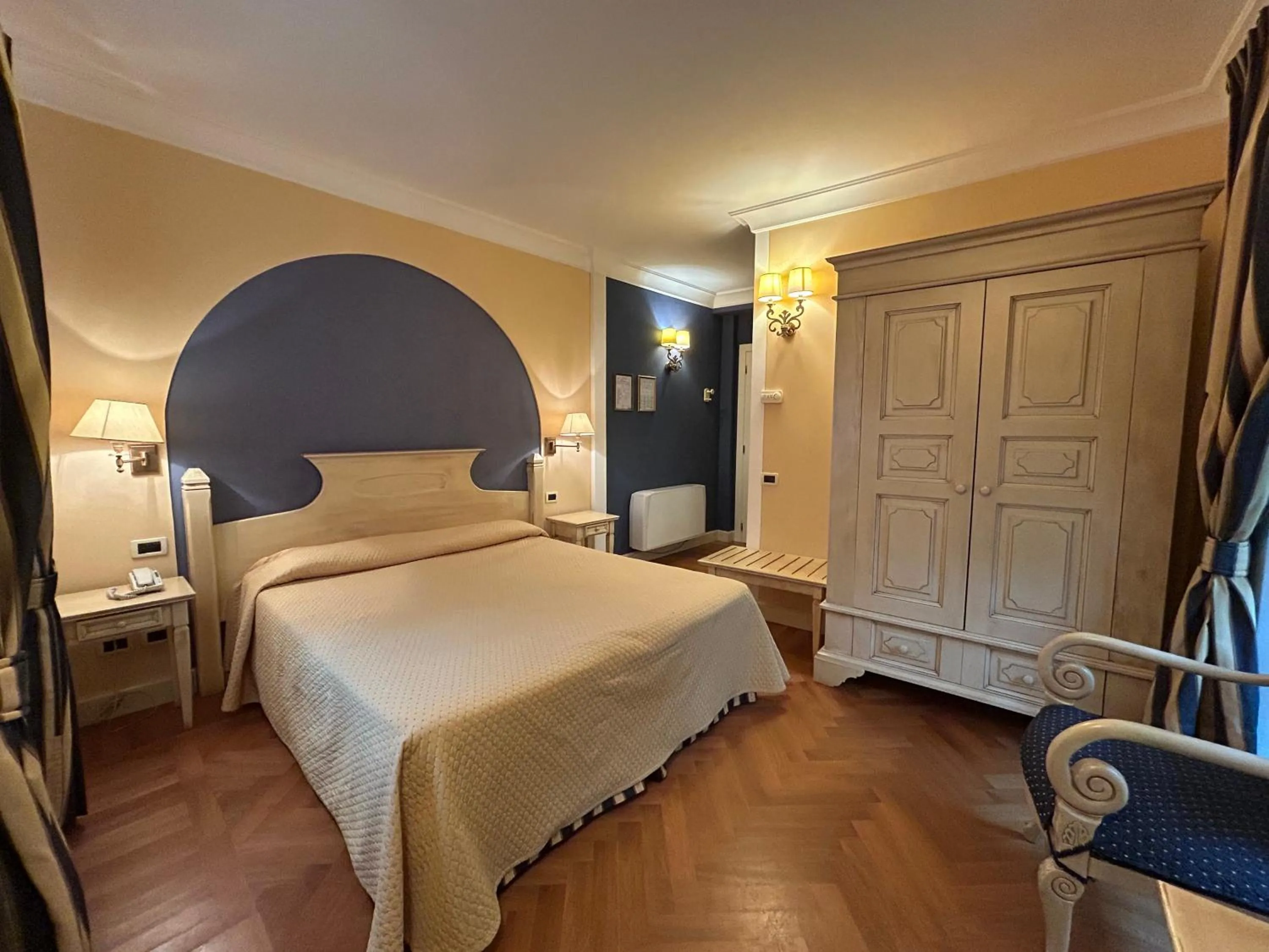 Bedroom, Bed in Hotel Cannero