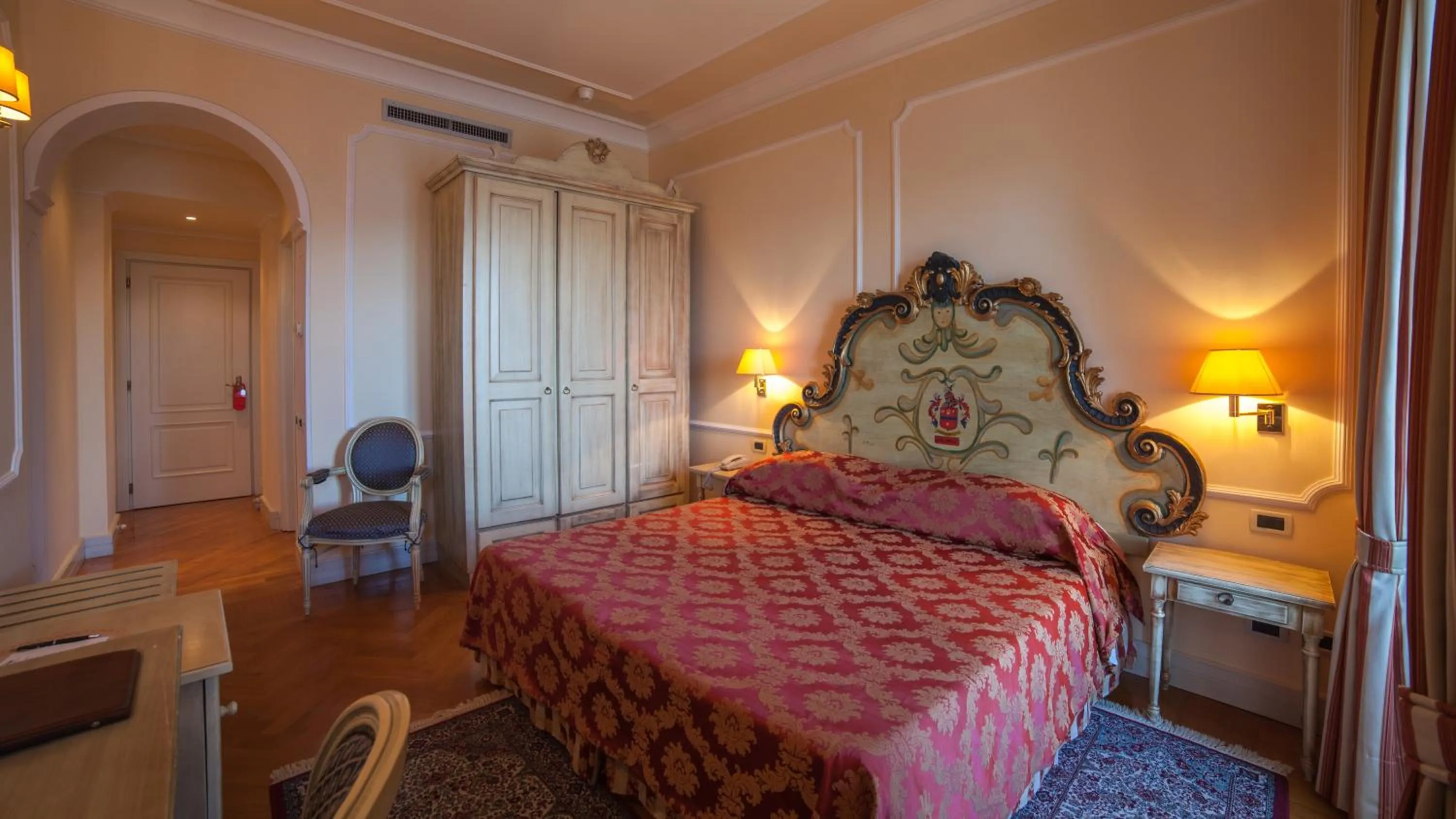 Photo of the whole room, Bed in Hotel Cannero