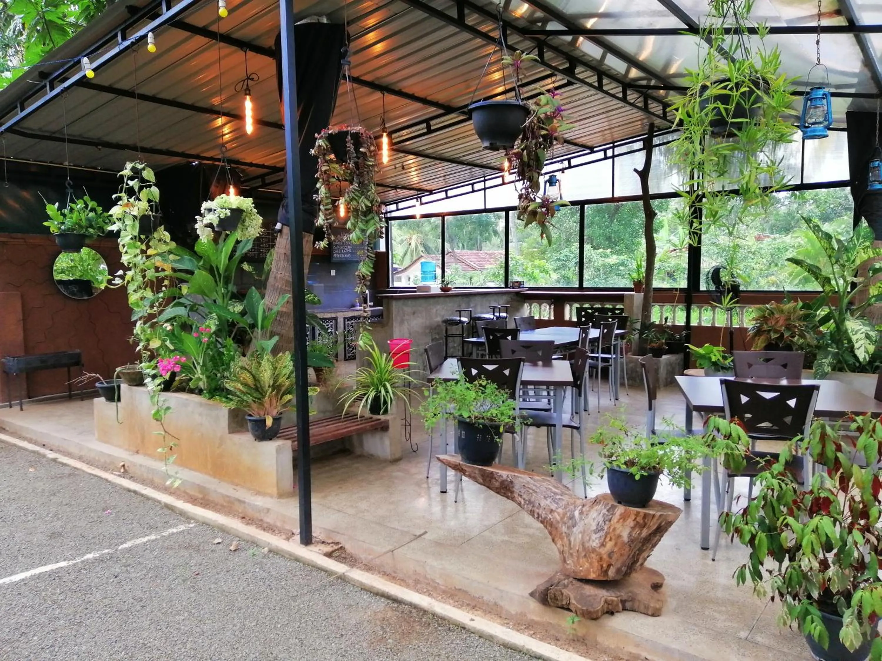 Restaurant/places to eat in Kutumbaya