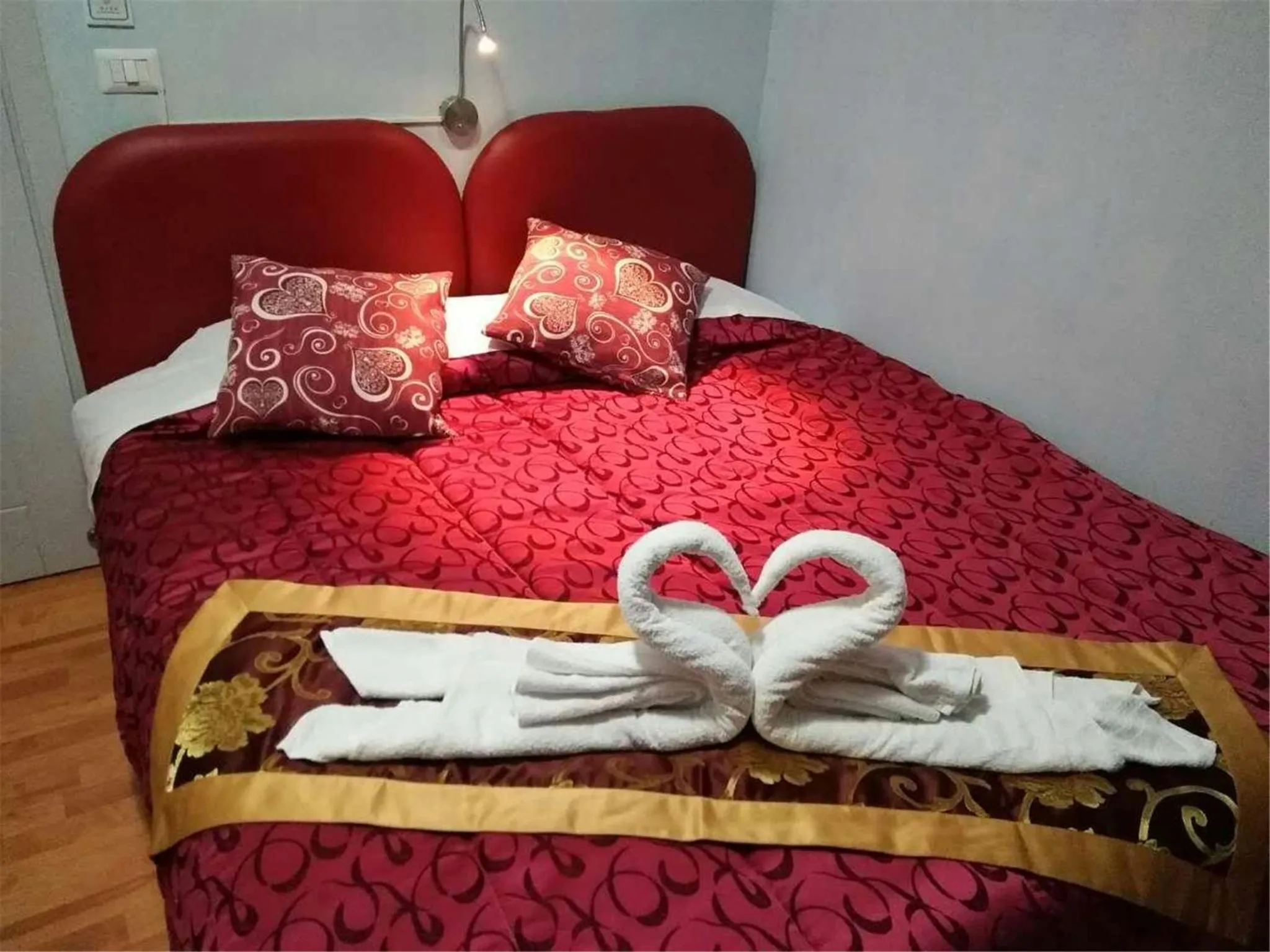 Decorative detail, Bed in Ciclamino Siracusa