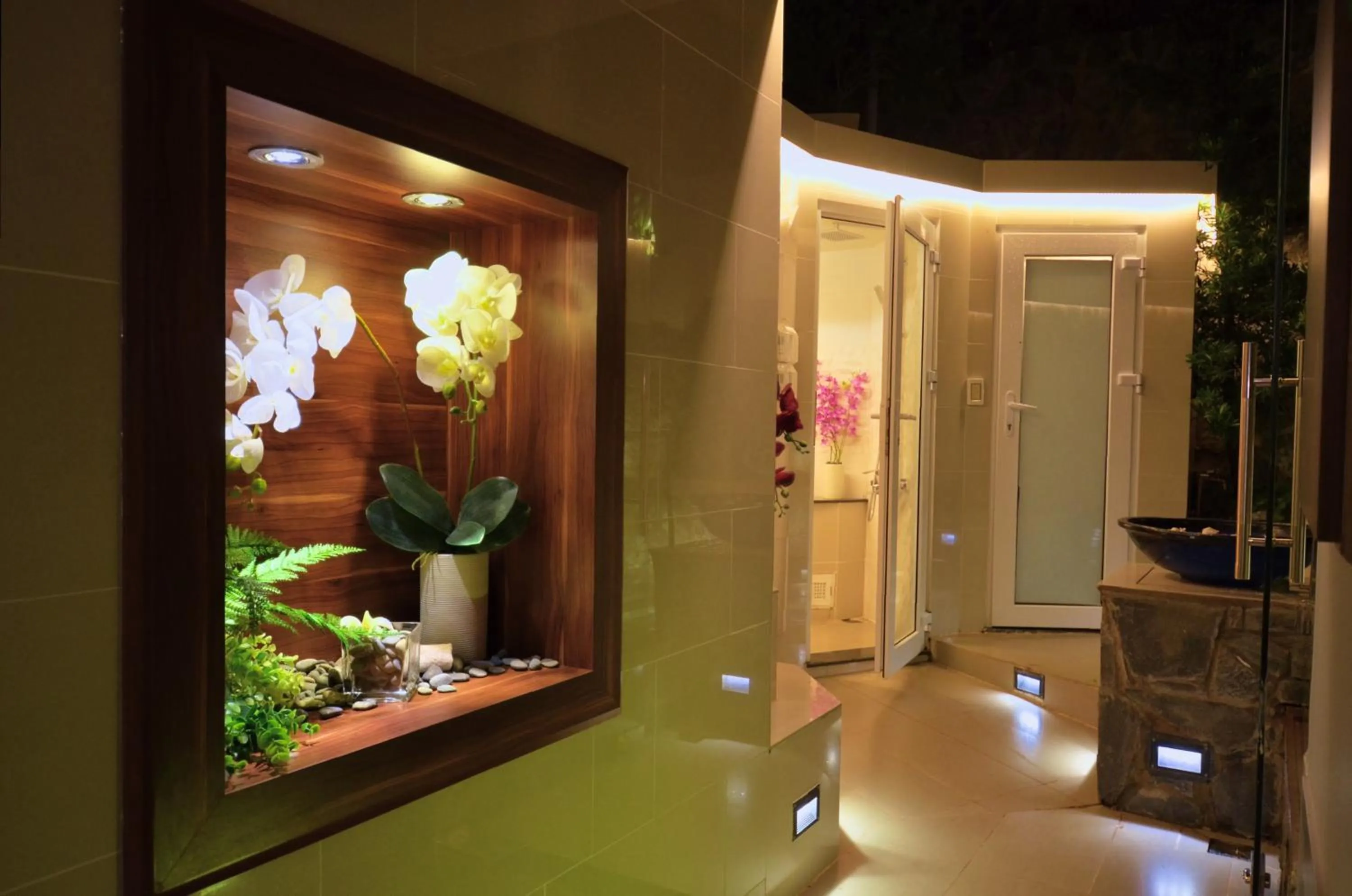 Garden in The Wind Resort - Tropical Hillside Escape