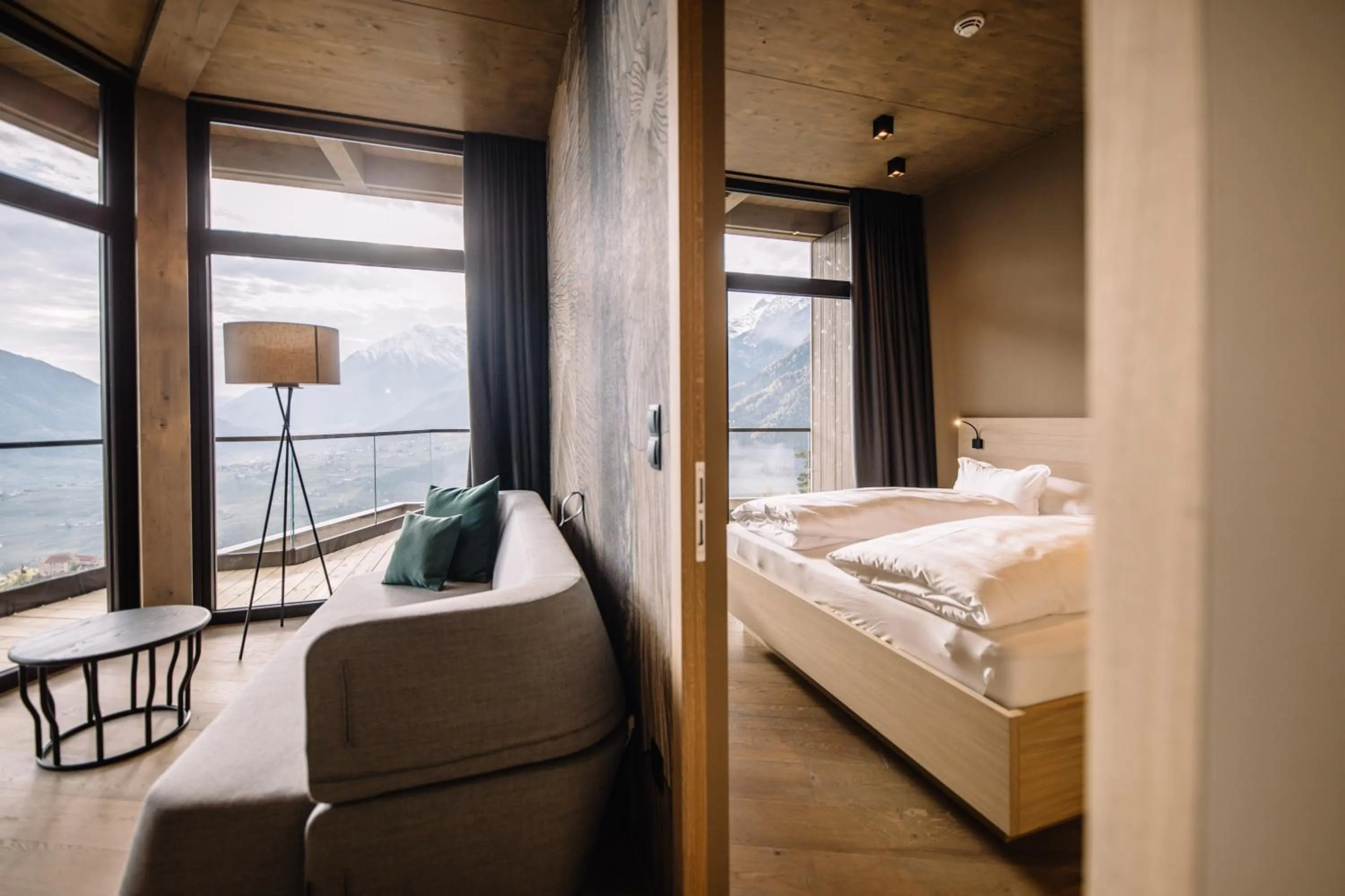 Living room, Bed in Panoramic Suites Winzerhöhe