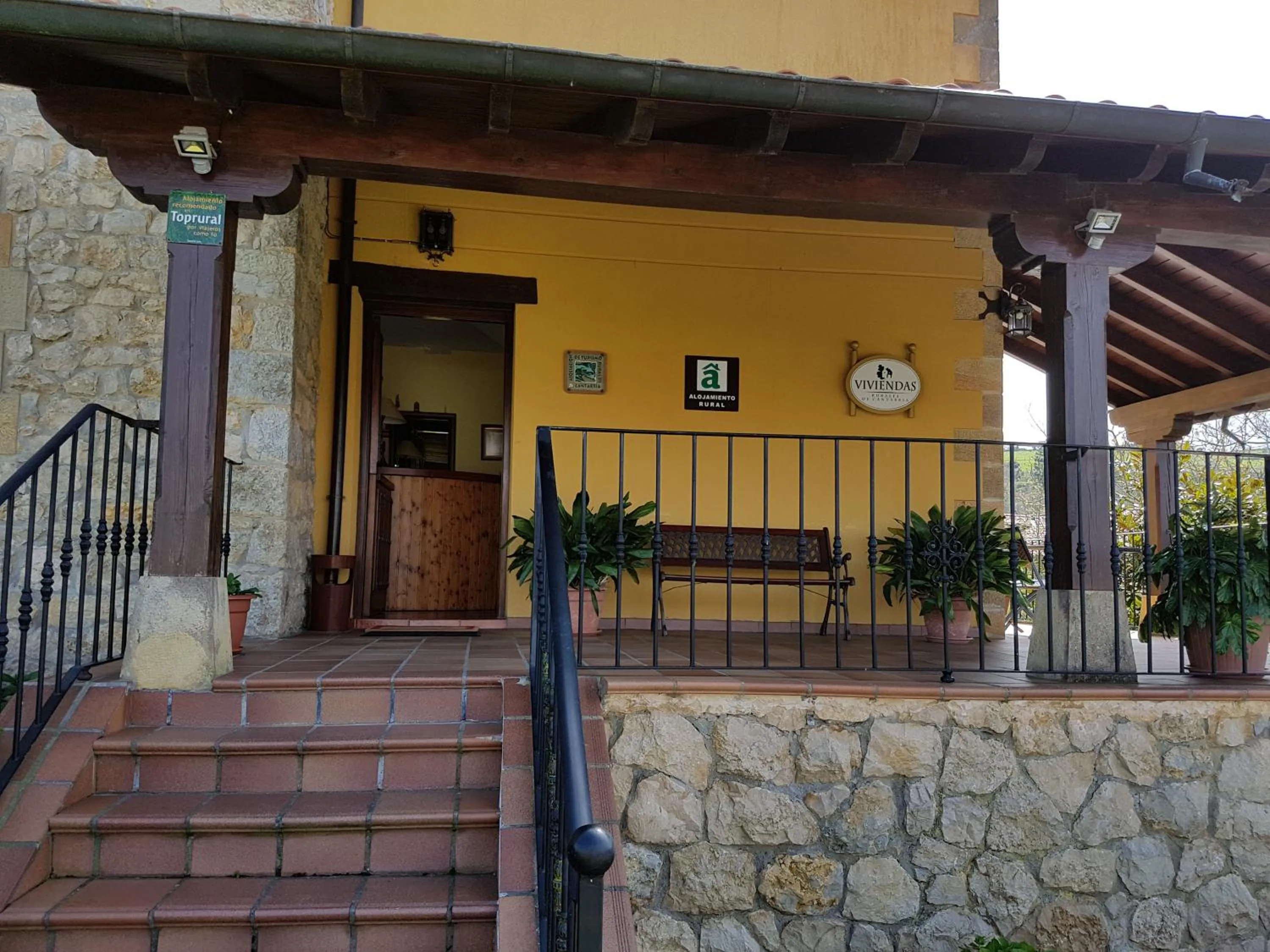 Facade/entrance in El Pedroso
