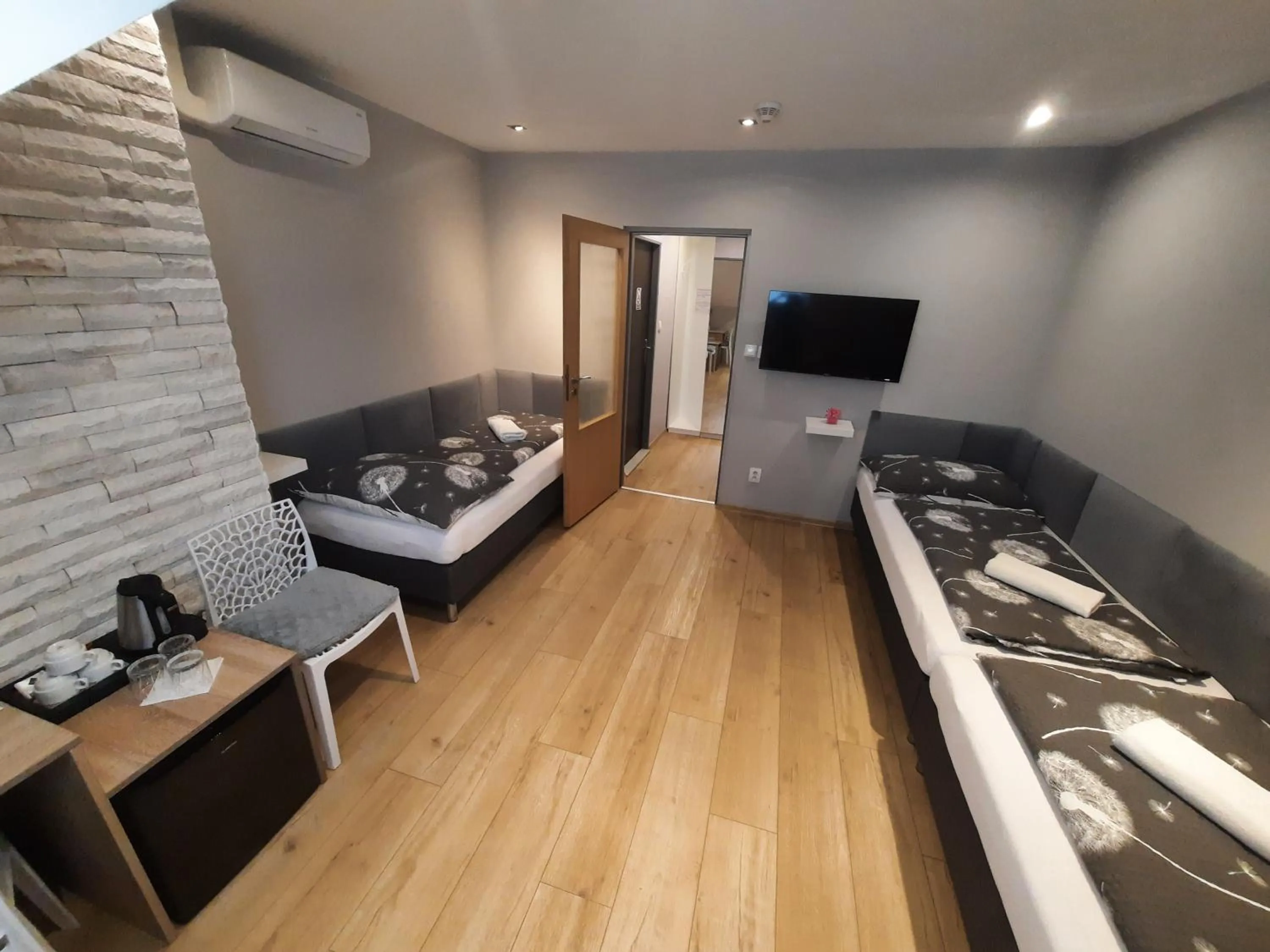 Communal lounge/ TV room, Bed in Hotel Boršičanka