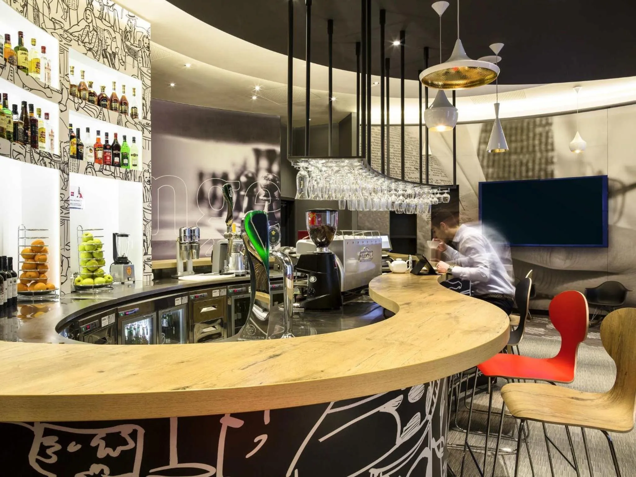 Lounge or bar in ibis Yerevan Center