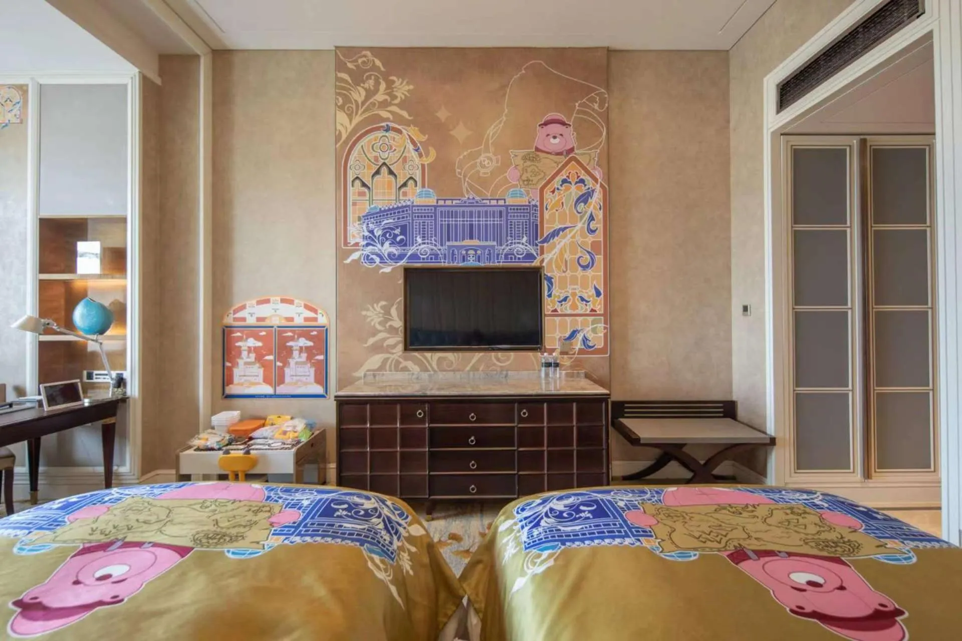 Bedroom, Bed in Sofitel Shanghai Hongqiao