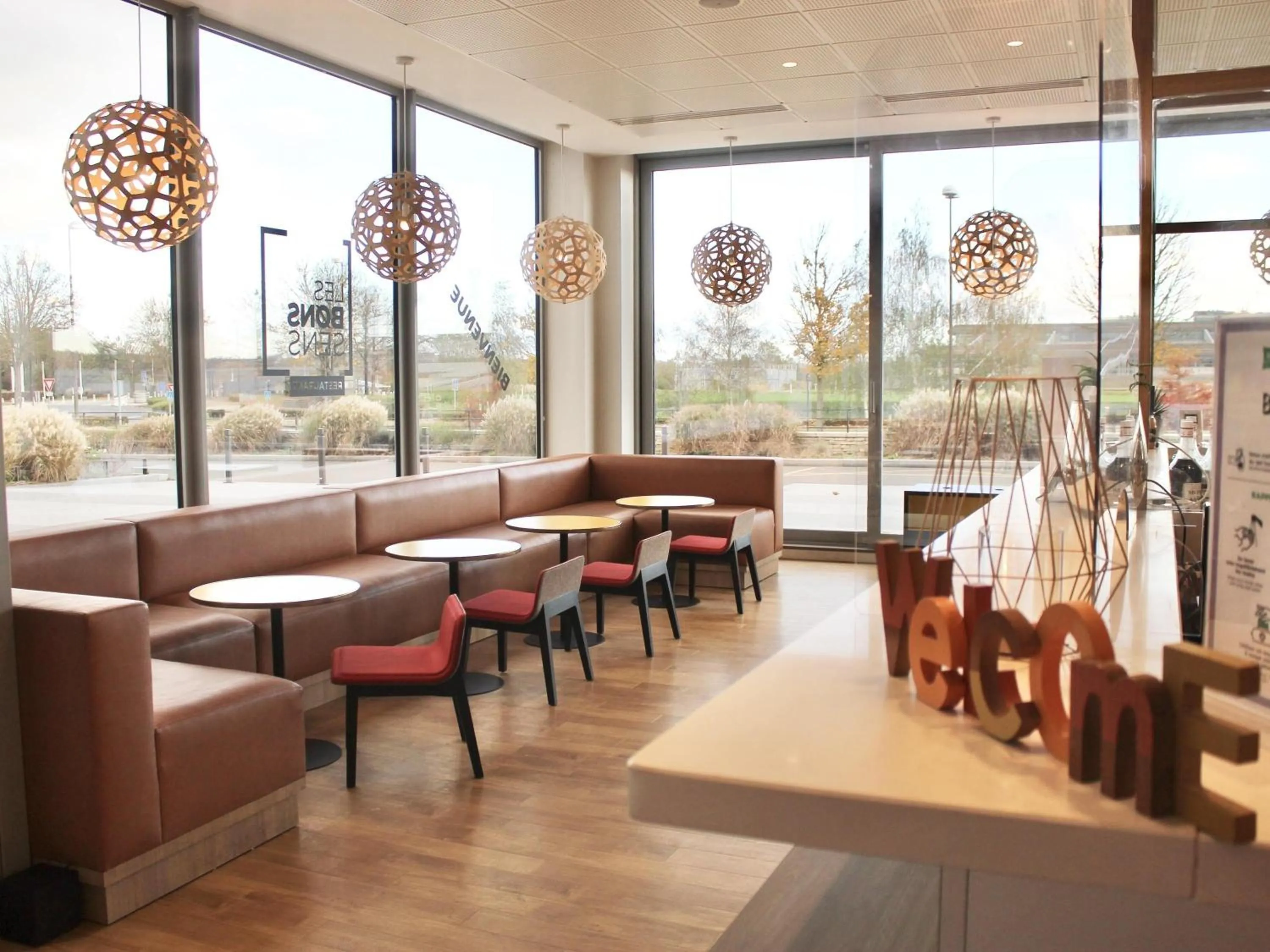 Restaurant/places to eat in ibis Styles Guyancourt Versailles