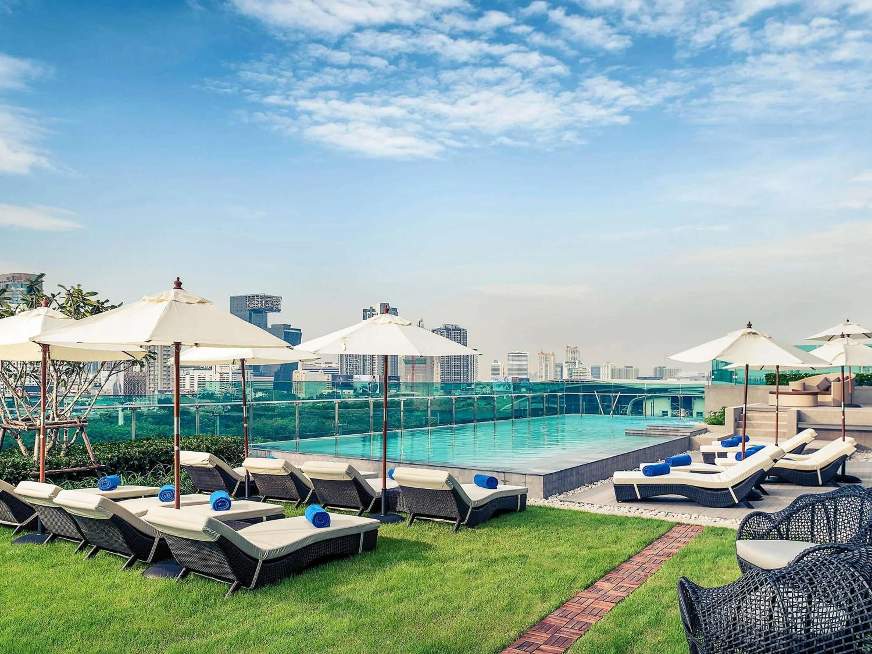 Pool view in Mercure Bangkok Makkasan