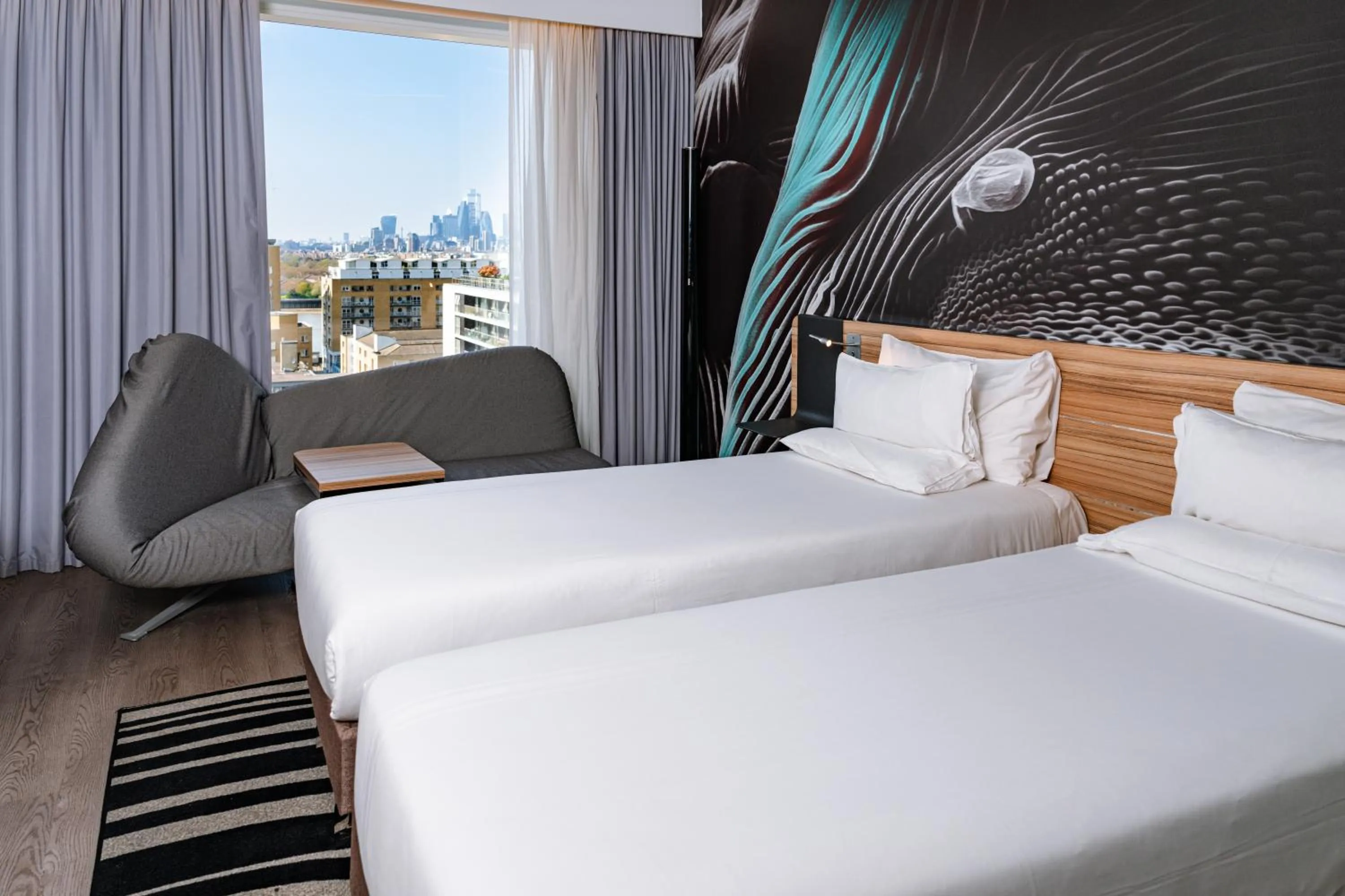 Photo of the whole room, Bed in Novotel London Canary Wharf