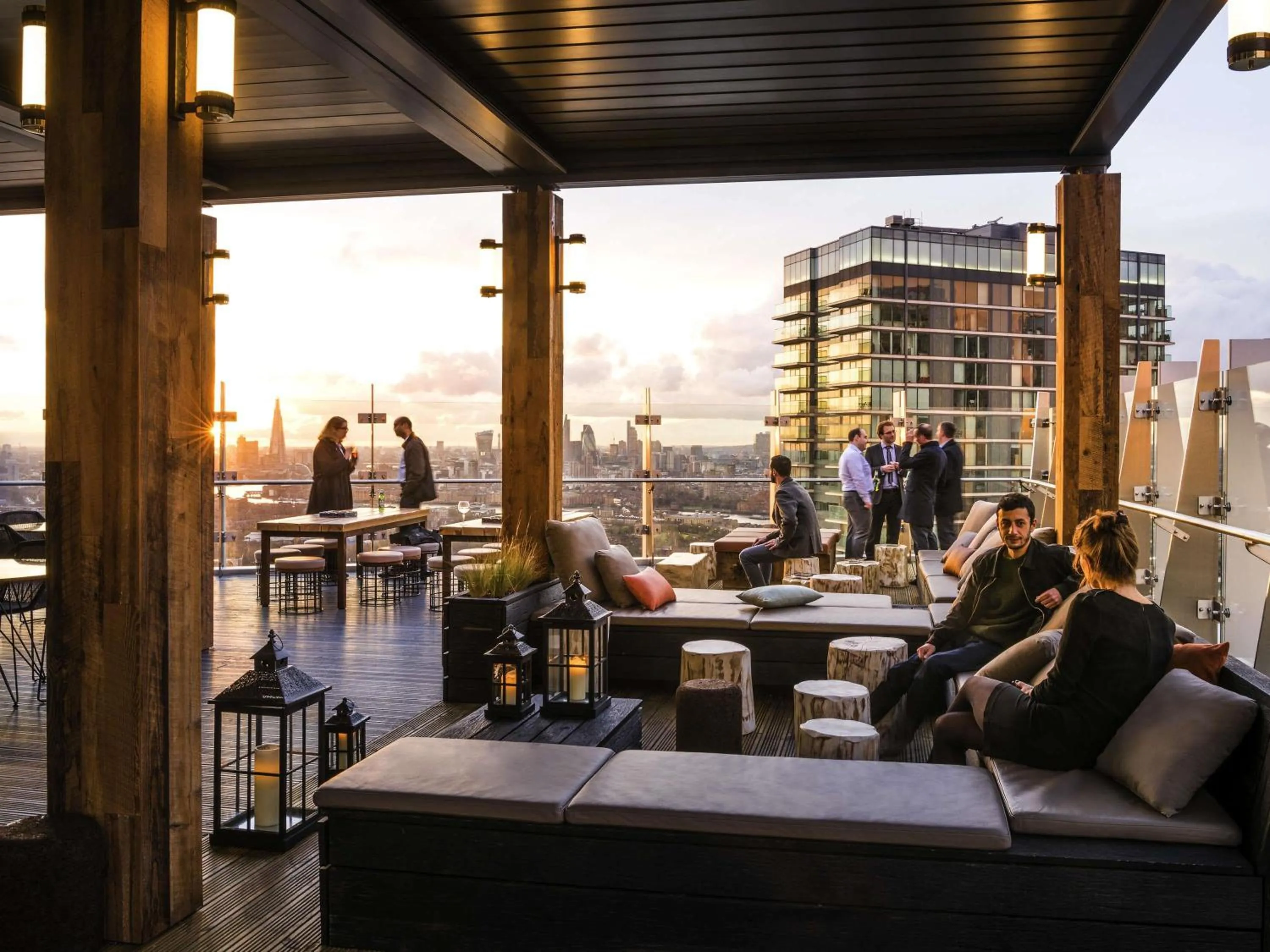 Lounge or bar in Novotel London Canary Wharf