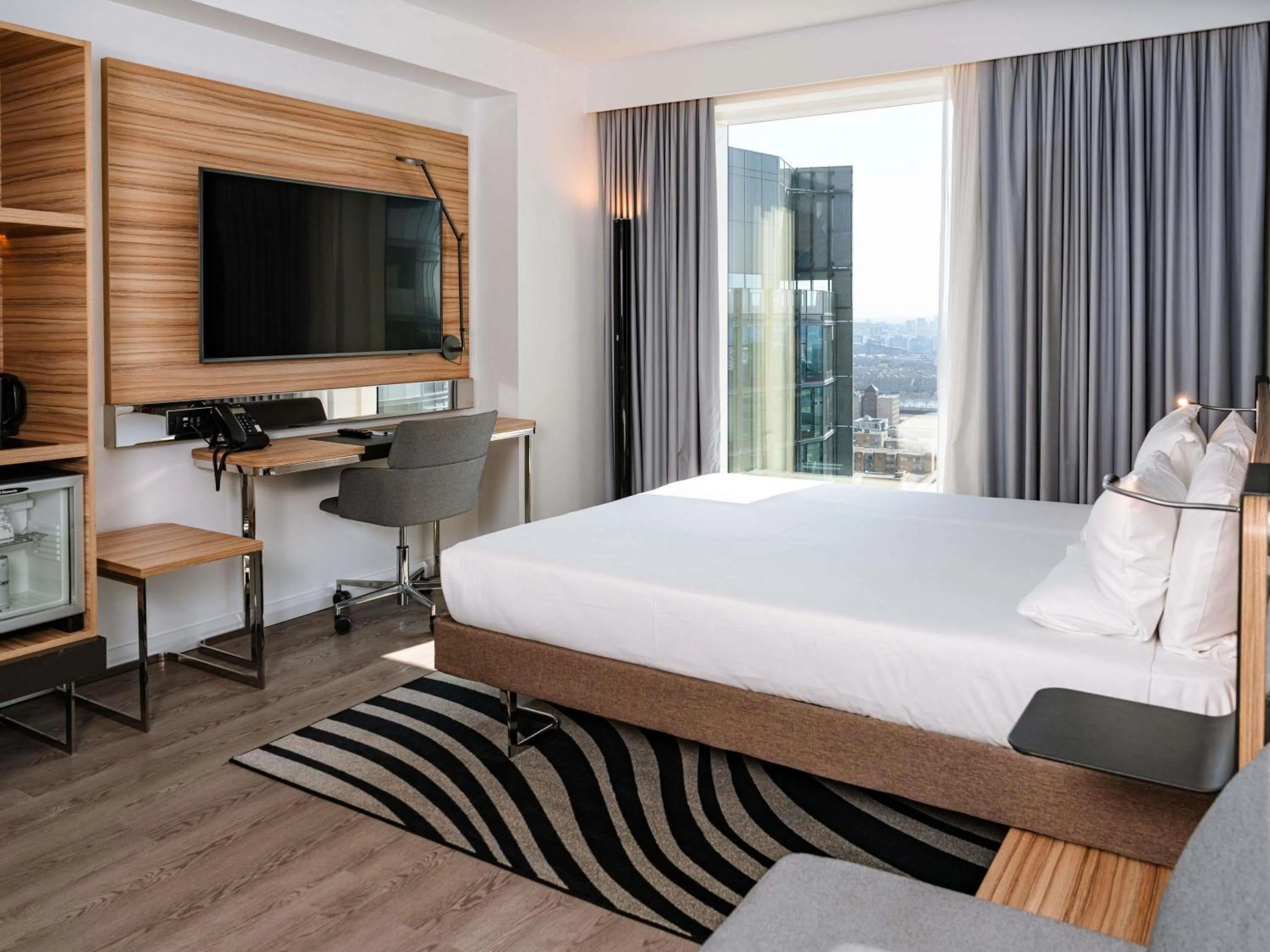 Bedroom, Bed in Novotel London Canary Wharf