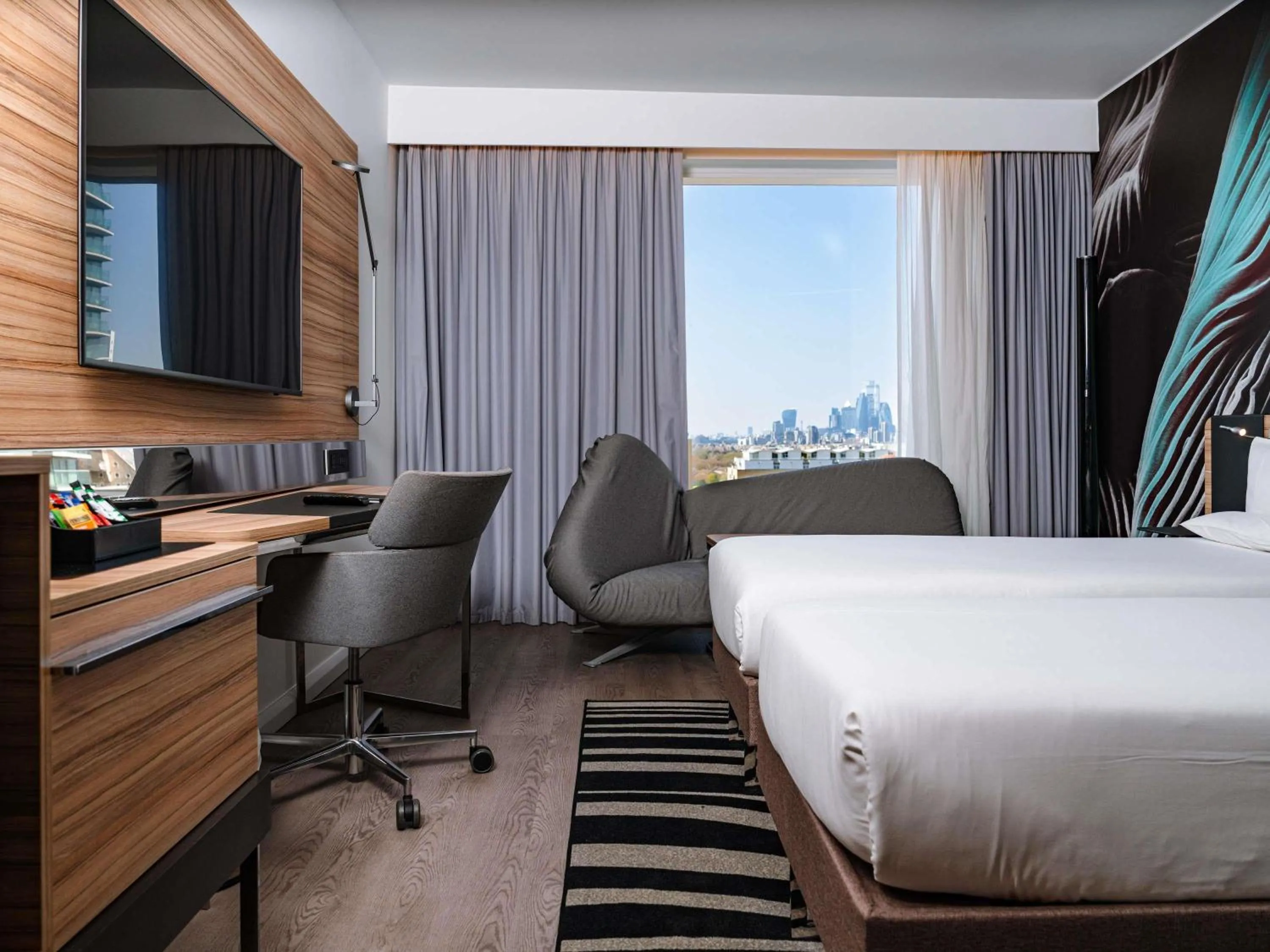 Bedroom, Bed in Novotel London Canary Wharf