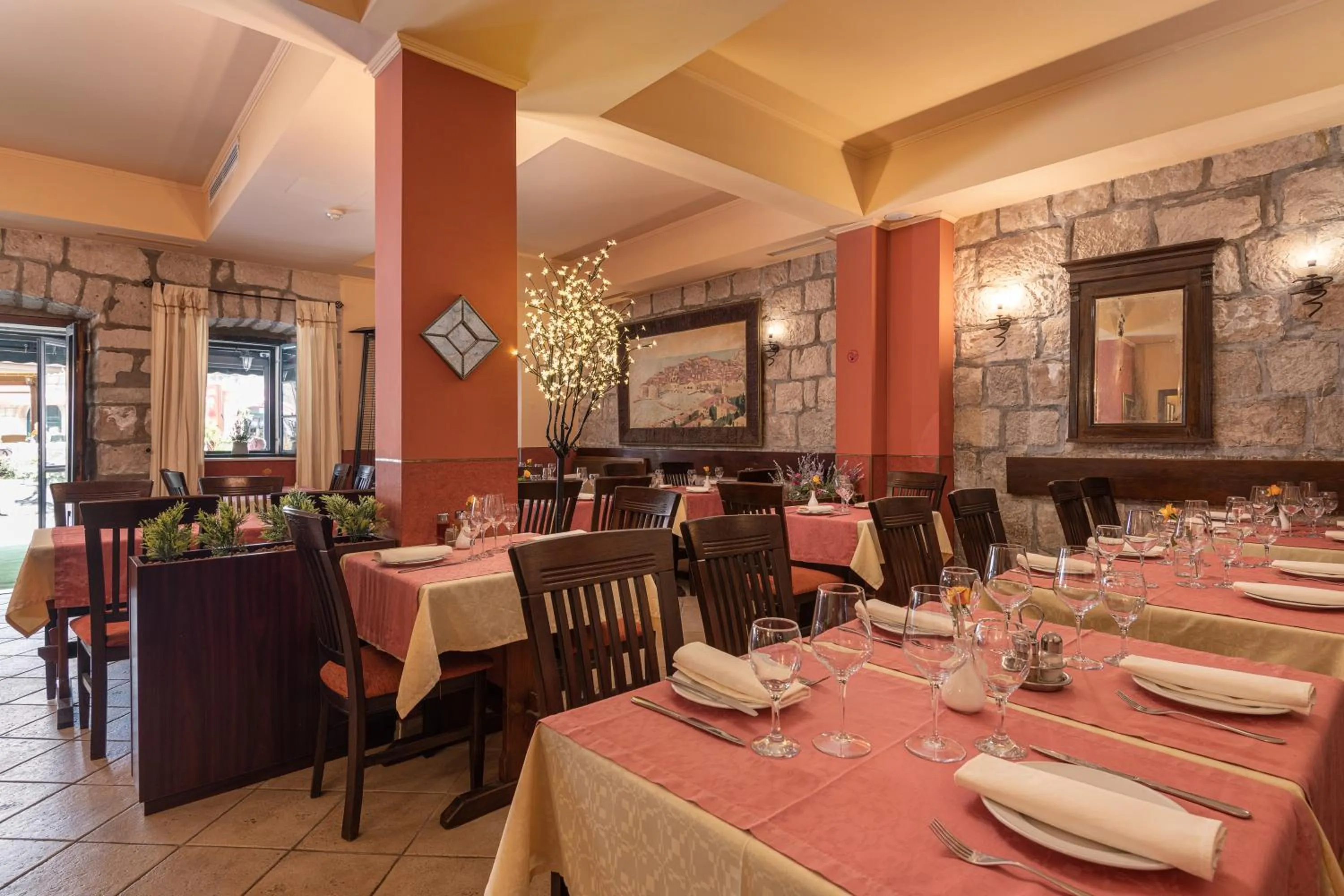 Restaurant/places to eat in Boutique Hotel Villa Pattiera