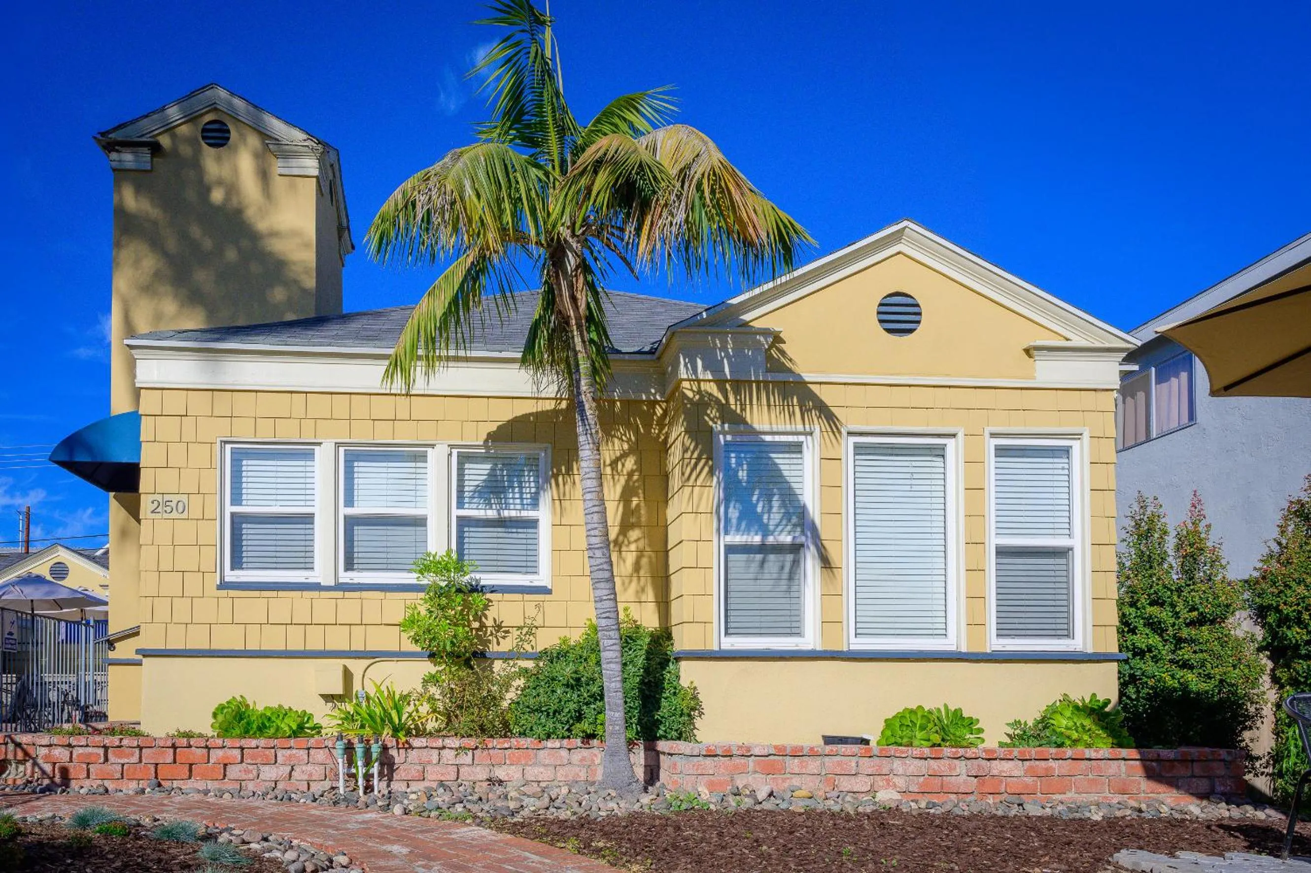 Property building in Coronado Inn