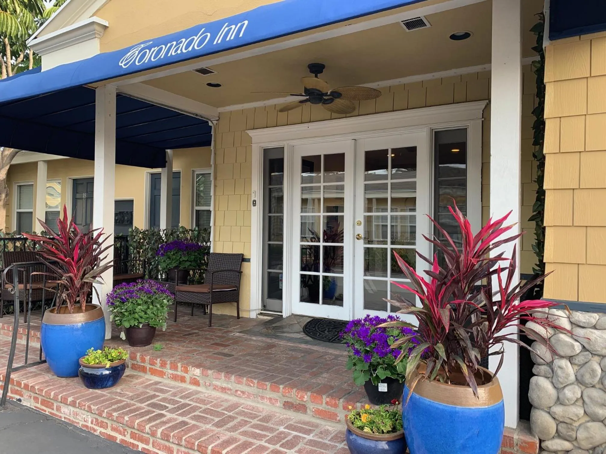 Facade/entrance in Coronado Inn