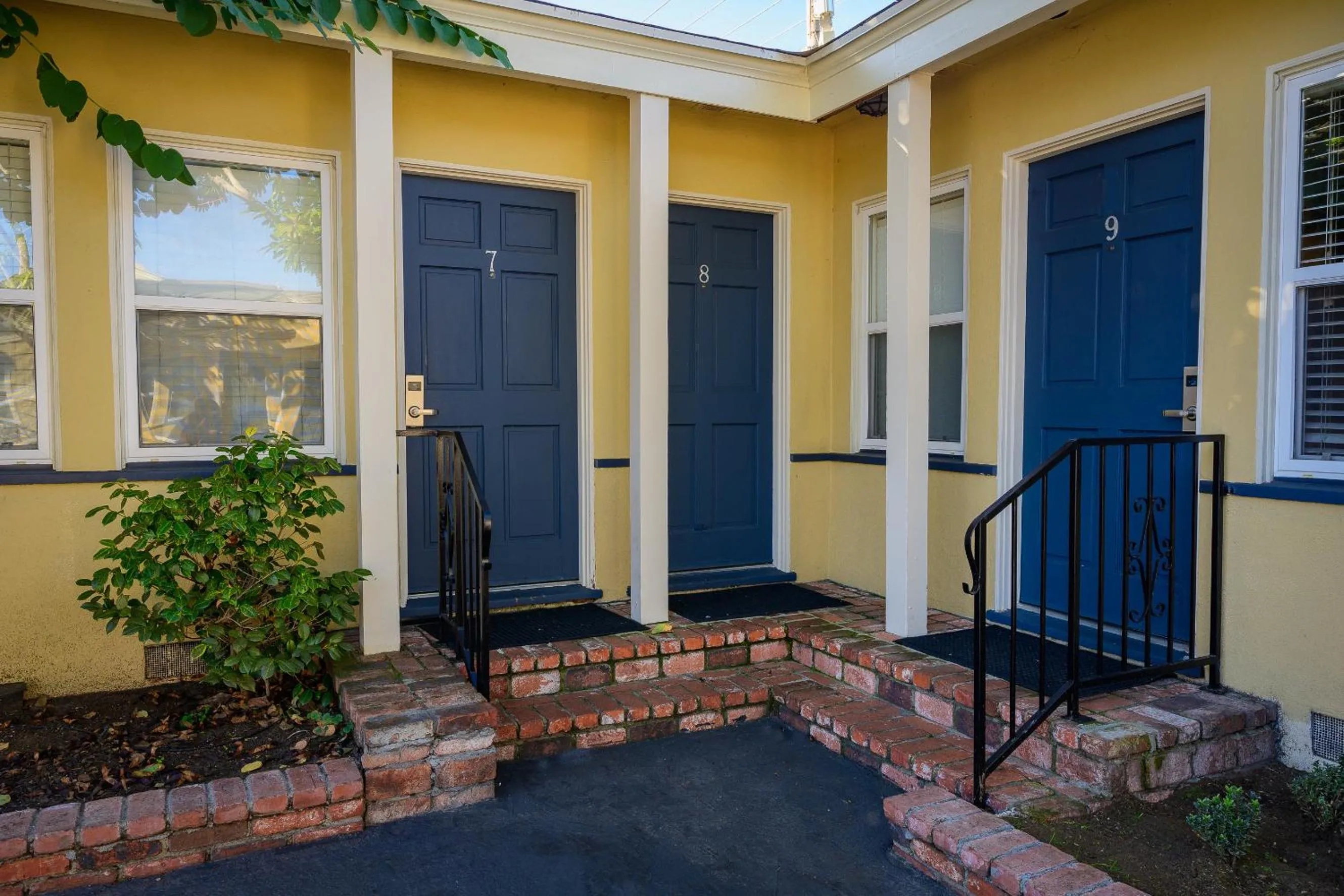 Property building in Coronado Inn