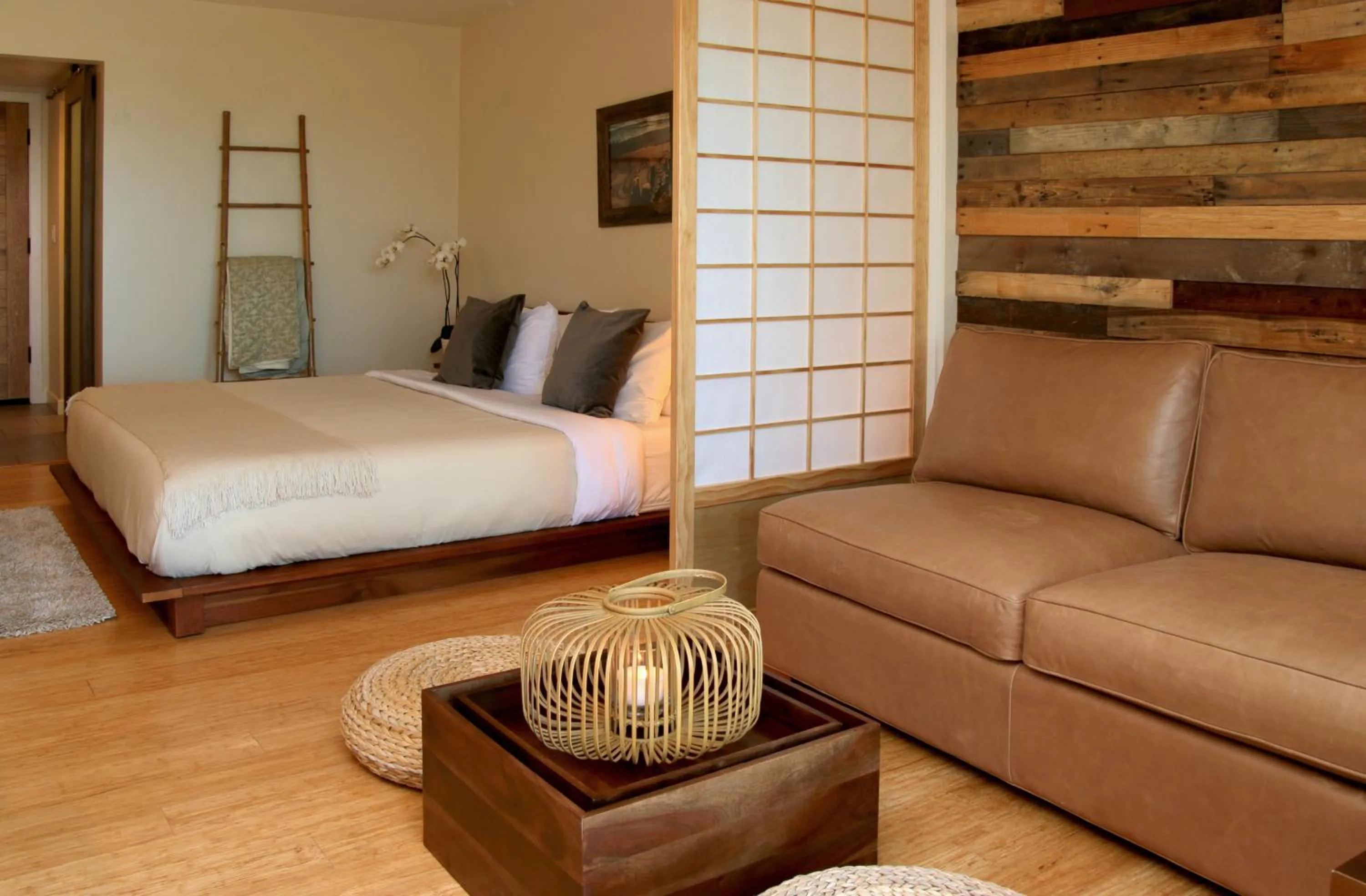 Photo of the whole room, Bed in Inn at Moonlight Beach