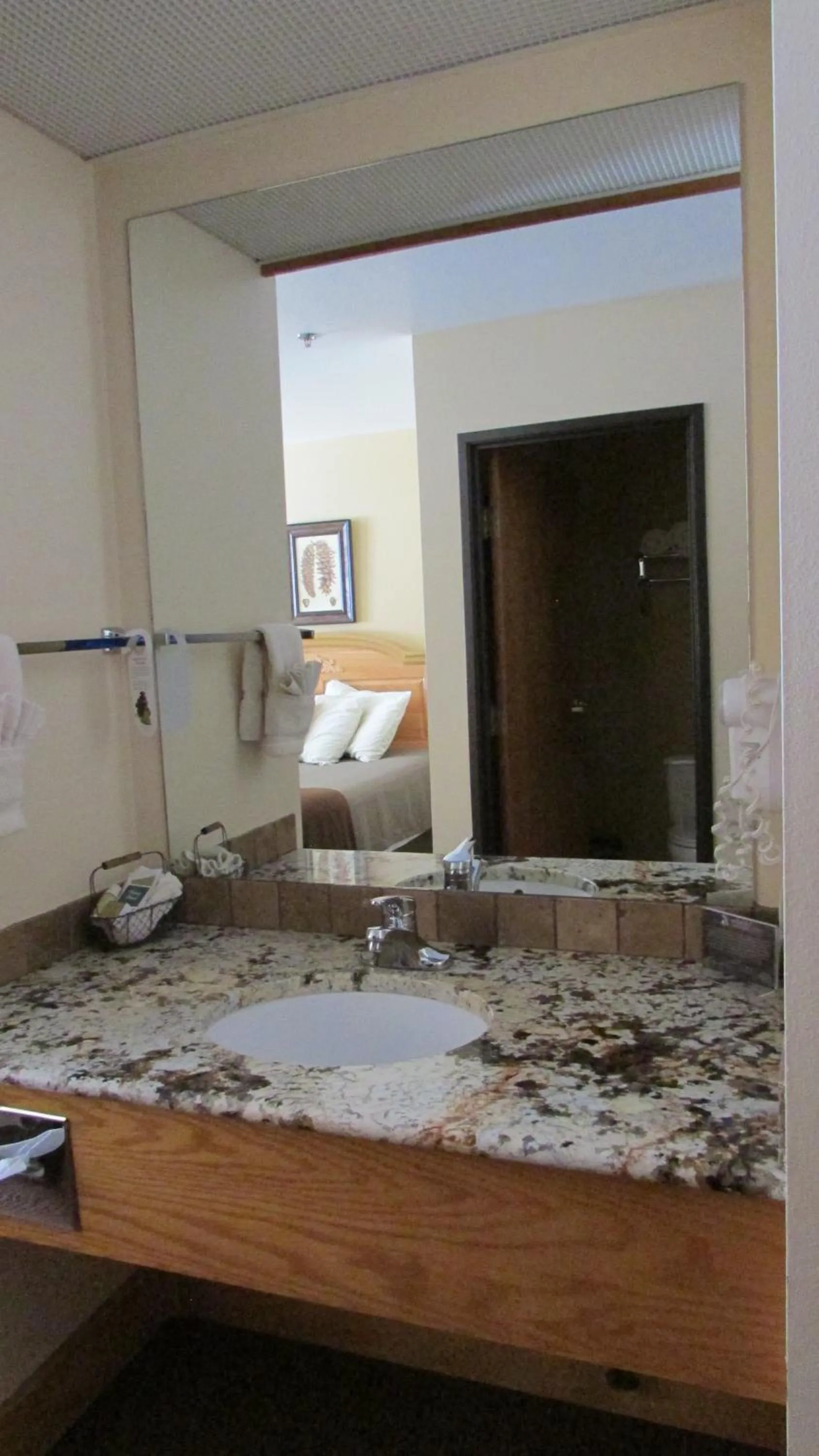 Bed in Spearfish Canyon Lodge